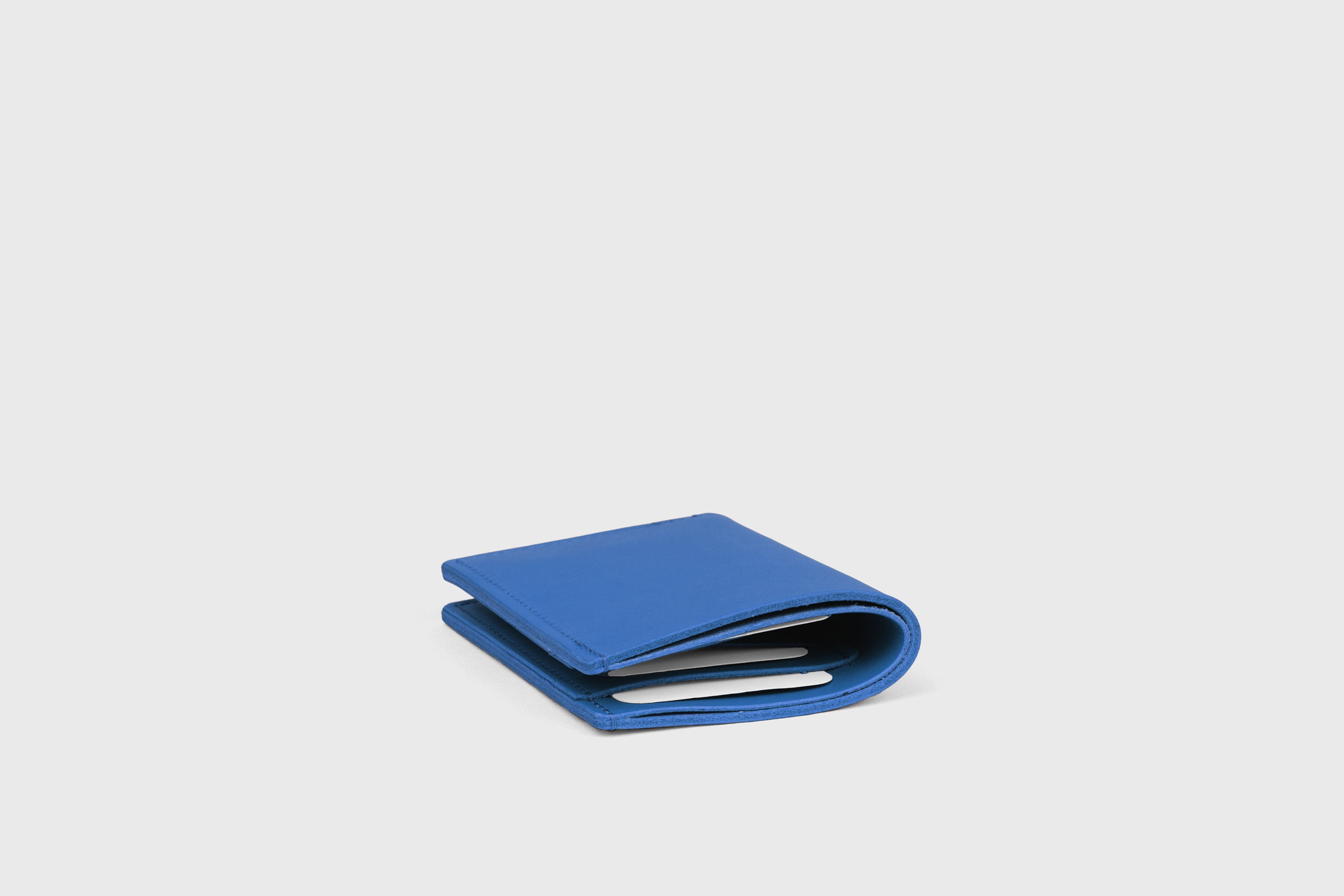 Bifold Wallet Vertical In Royal Blue Color In Vegetable Tanned Leather Minimalistic Slim Design Atelier Madre Manuel Dreesmann Barcelona Spain