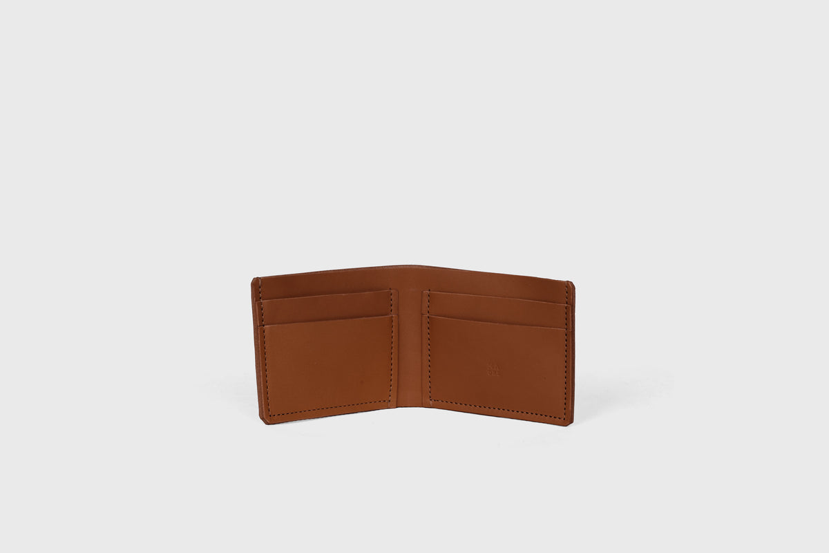 Bifold wallet leather dark brown color minimalistic design vegetable tanned leather atelier madre manuel dreesmann barcelona spain 2