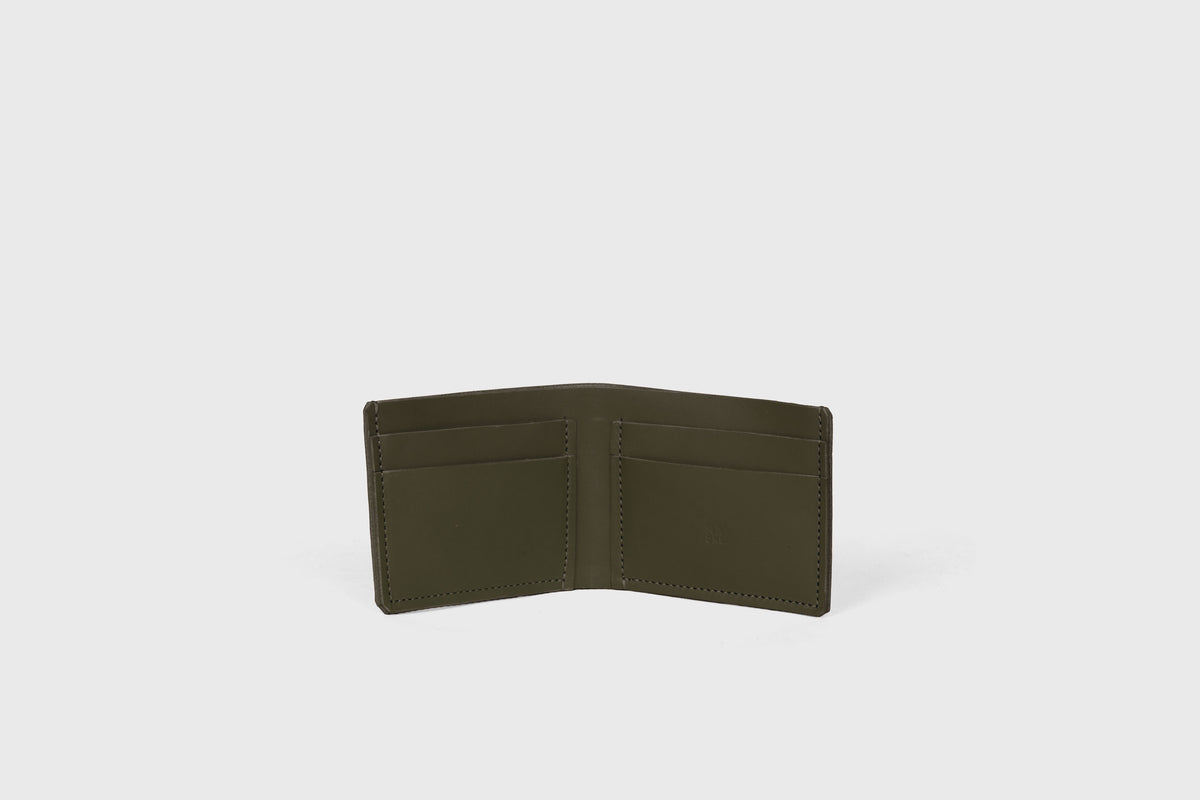 Bifold wallet leather olive green color minimalistic design vegetable tanned leather atelier madre manuel dreesmann barcelona spain 2