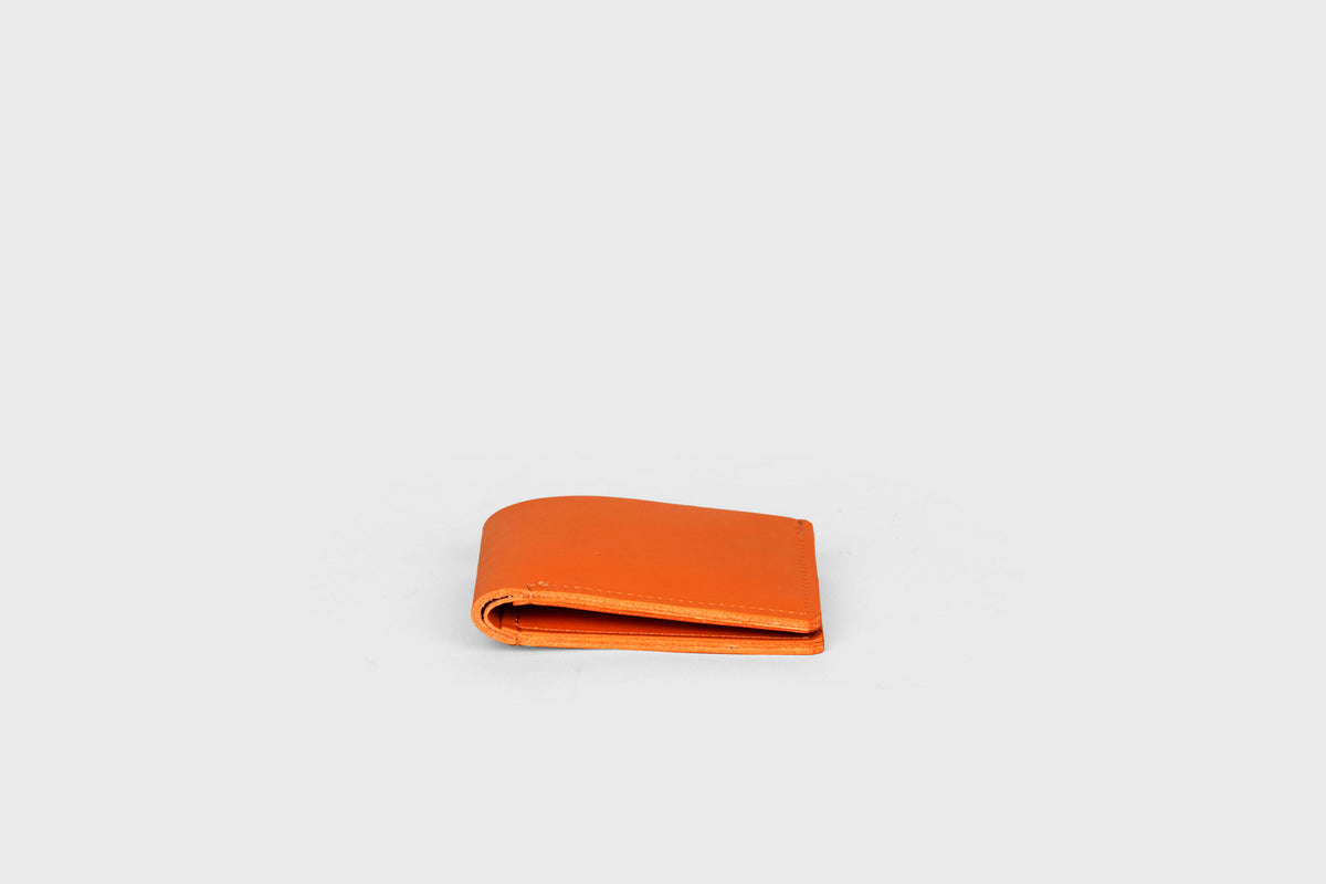 Bifold wallet leather orange color minimalistic design vegetable tanned leather atelier madre manuel dreesmann barcelona spain 3