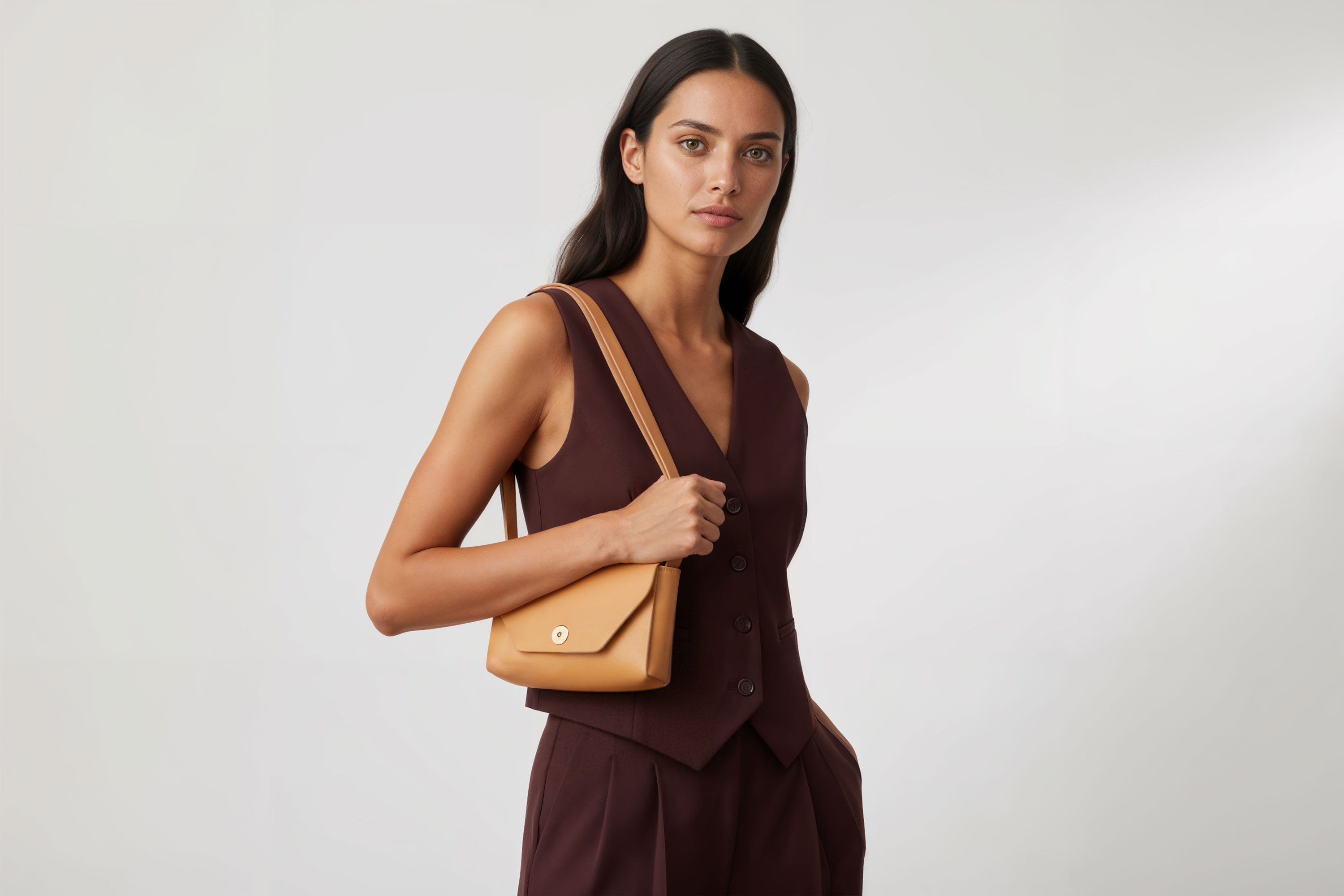 Brick Bag  Brown Color Leather On Woman Model Bright Background Vegetable Tanned Leather Modern Minimalist Design Premium Quality Atelier Madre Manuel Dreesmann Barcelona Spain
