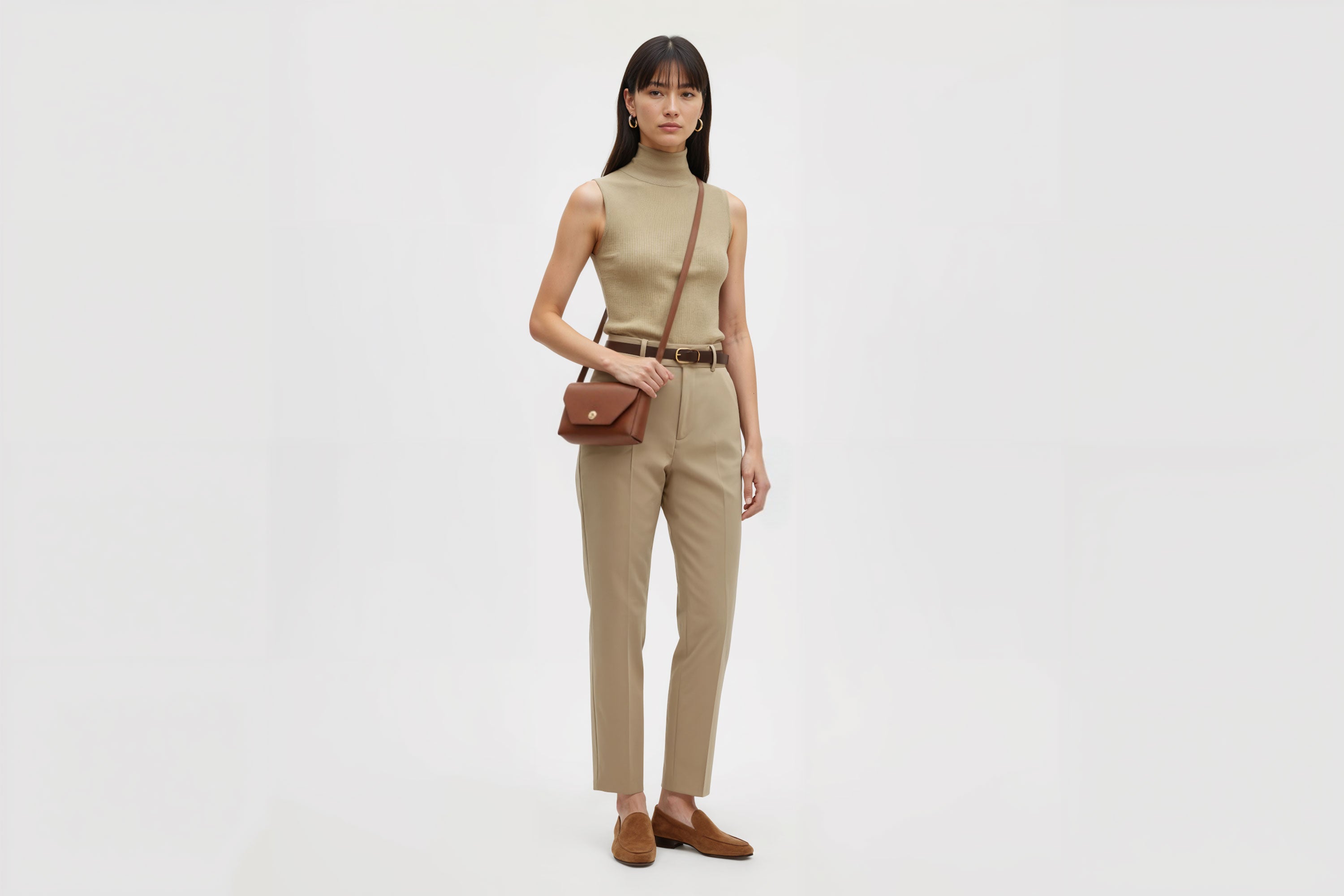 Brick Bag Dark Brown Color Leather On Woman Model Bright Background Vegetable Tanned Leather Modern Minimalist Design Premium Quality Atelier Madre Manuel Dreesmann Barcelona Spain