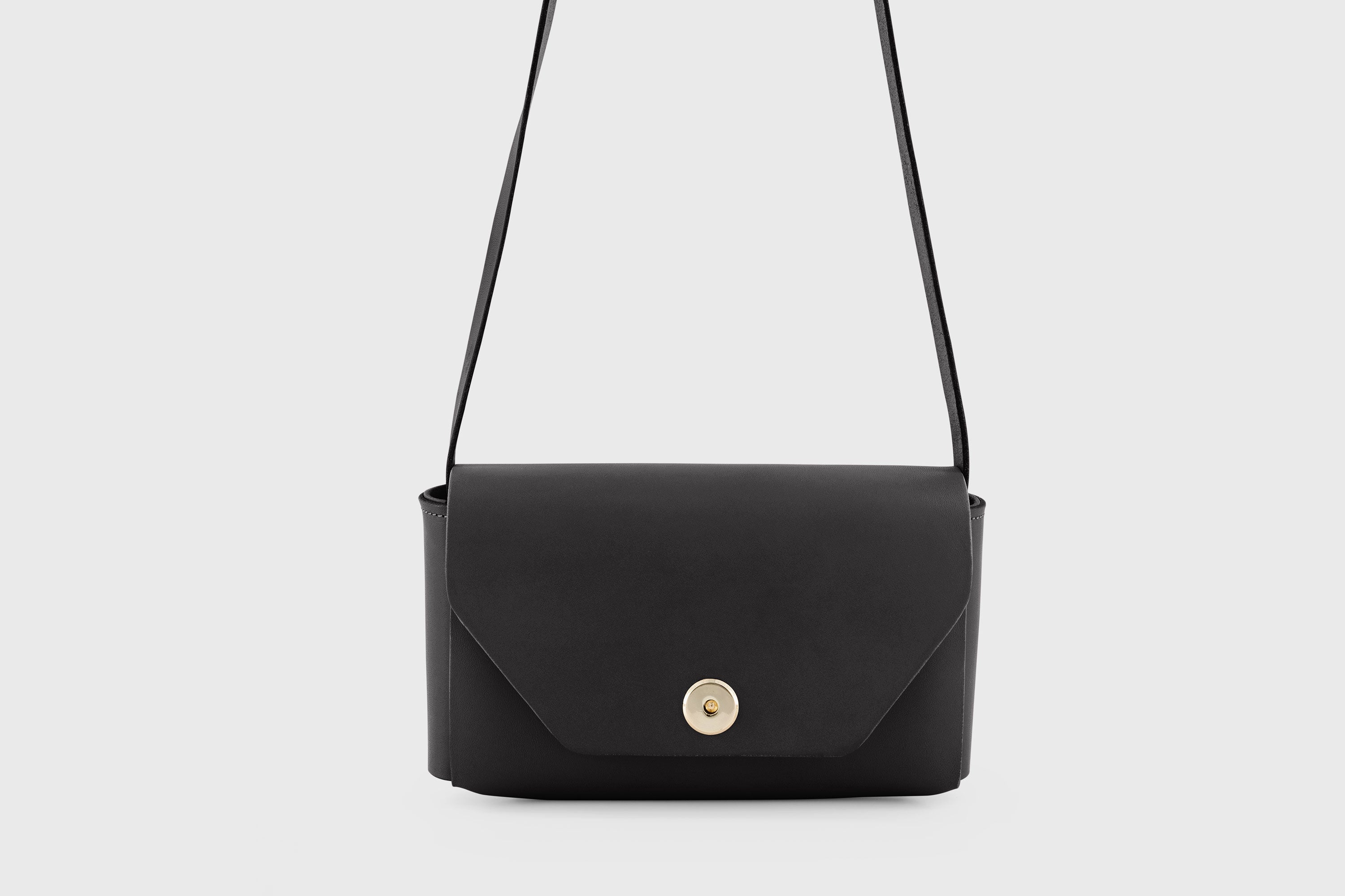 Brick Bag Black Color Leather Square Block Vegetable Tanned Full Grain Vachetta Crossbody Shoulder Block Minimalist Premium Designer Atelier Madre Manuel Dreesmann Barcelona Spain