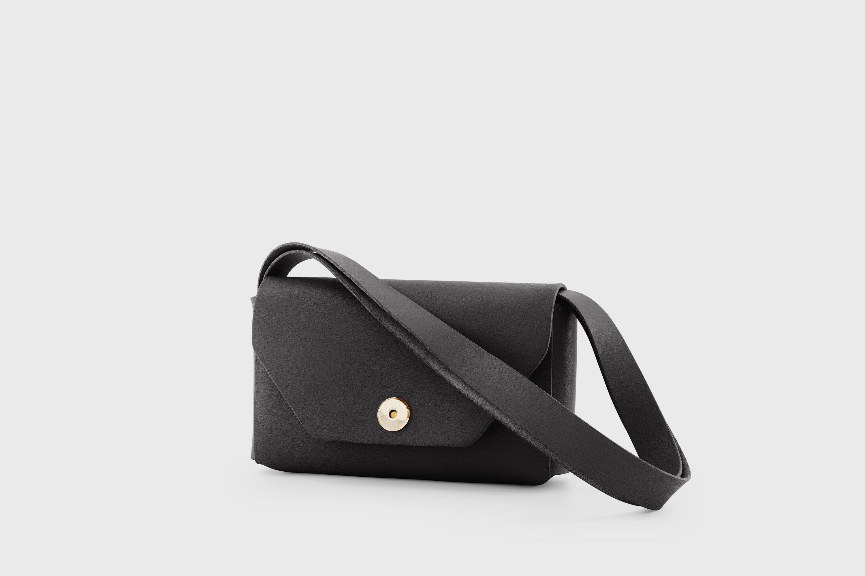 Brick Bag Black Color Leather Square Block Vegetable Tanned Full Grain Vachetta Crossbody Shoulder Block Minimalist Premium Designer Atelier Madre Manuel Dreesmann Barcelona Spain