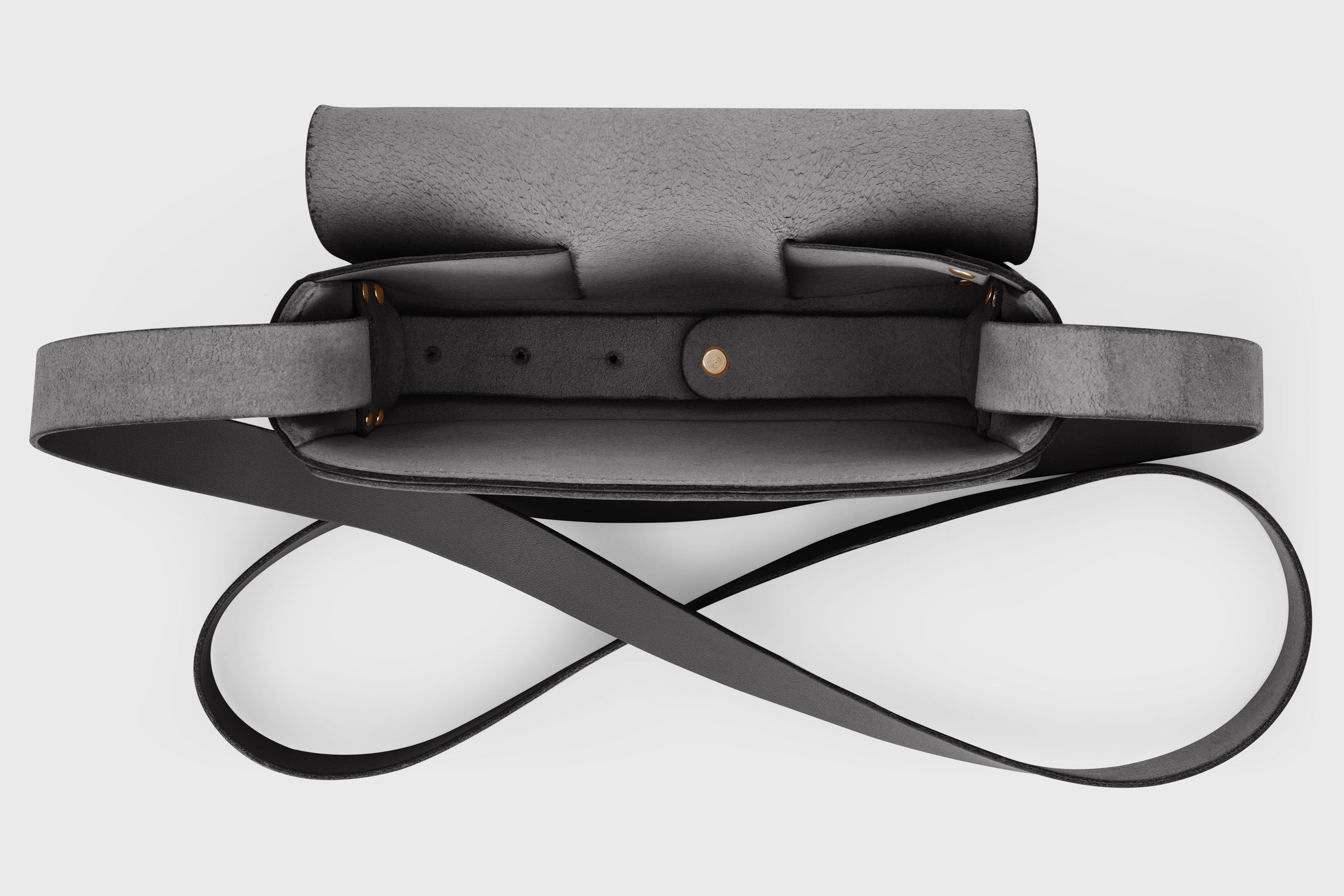 Brick Bag Black Color Leather Square Block Vegetable Tanned Full Grain Vachetta Crossbody Shoulder Block Minimalist Premium Designer Atelier Madre Manuel Dreesmann Barcelona Spain
