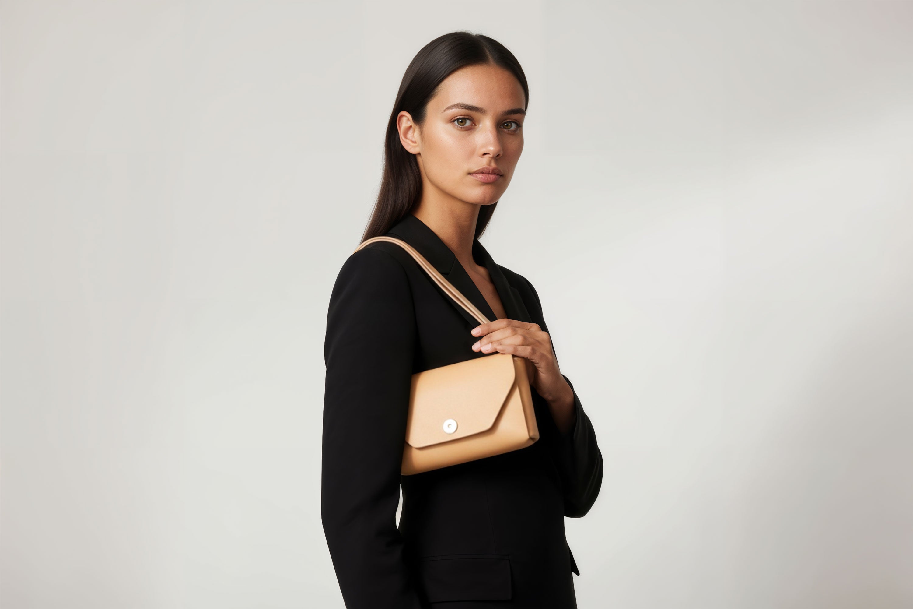 Brick Bag  Natural  Color Leather On Woman Model Bright Background Vegetable Tanned Leather Modern Minimalist Design Premium Quality Atelier Madre Manuel Dreesmann Barcelona Spain