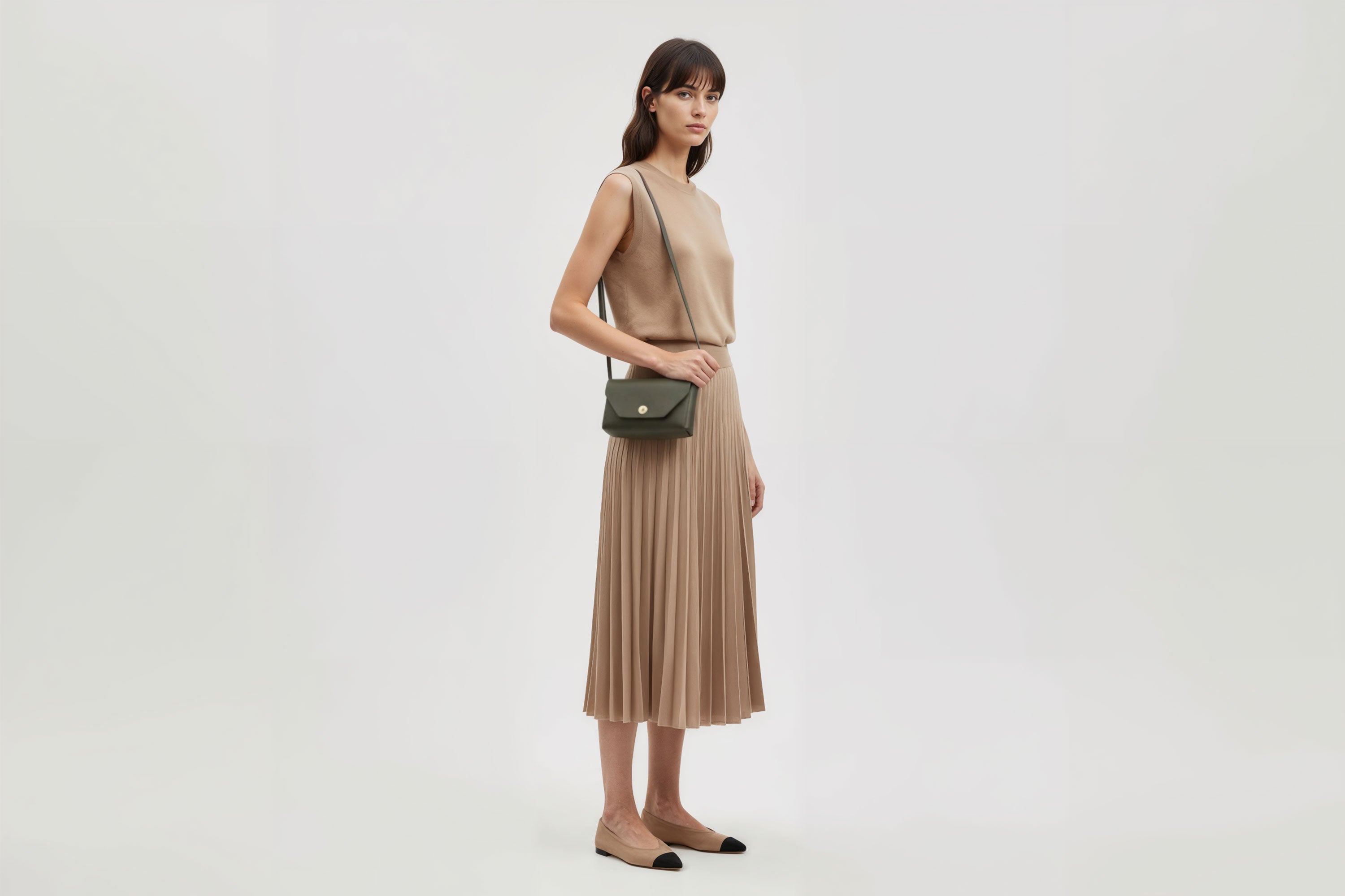 Brick Bag Olive Green Color Leather On Woman Model Bright Background Vegetable Tanned Leather Modern Minimalist Design Premium Quality Atelier Madre Manuel Dreesmann Barcelona Spain
