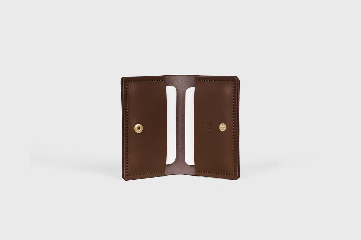 Card Etui Chocolate Brown Leather Atelier Madre Manuel Dreesmann Barcelona Spain 1