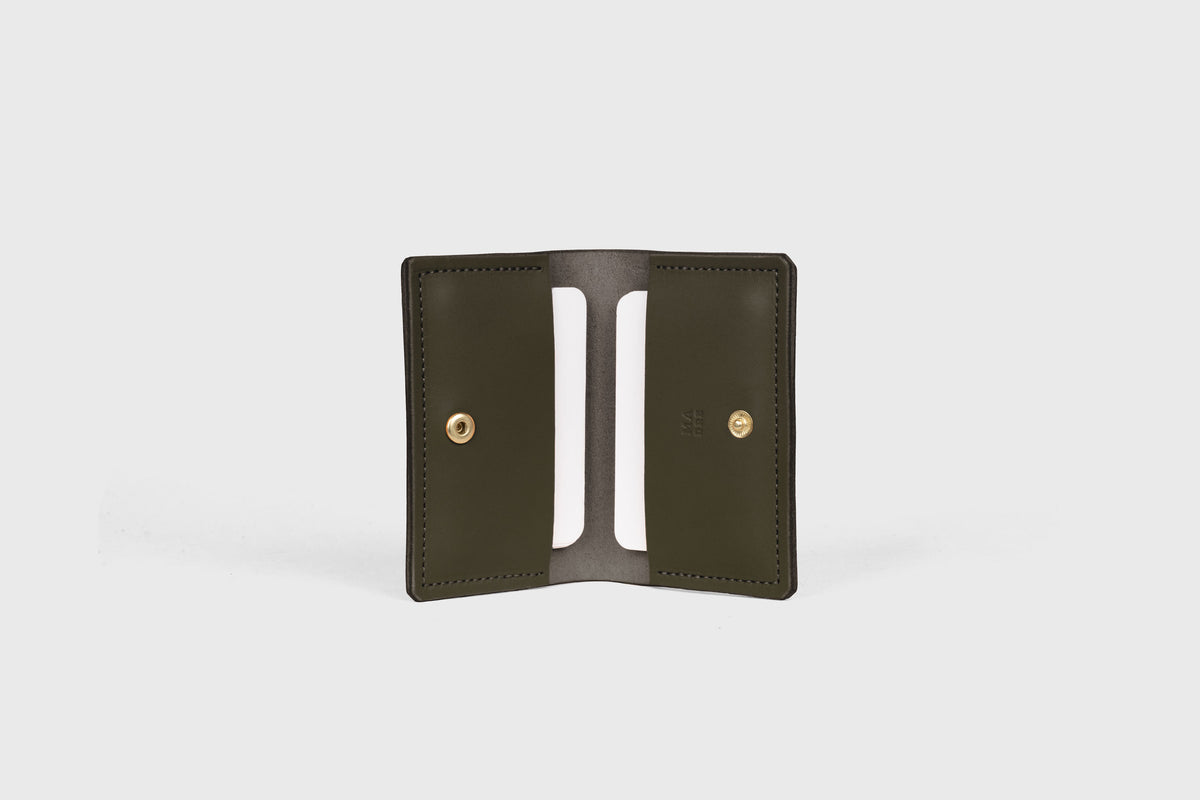 Card Etui Olive Green Leather Atelier Madre Manuel Dreesmann Barcelona Spain 1