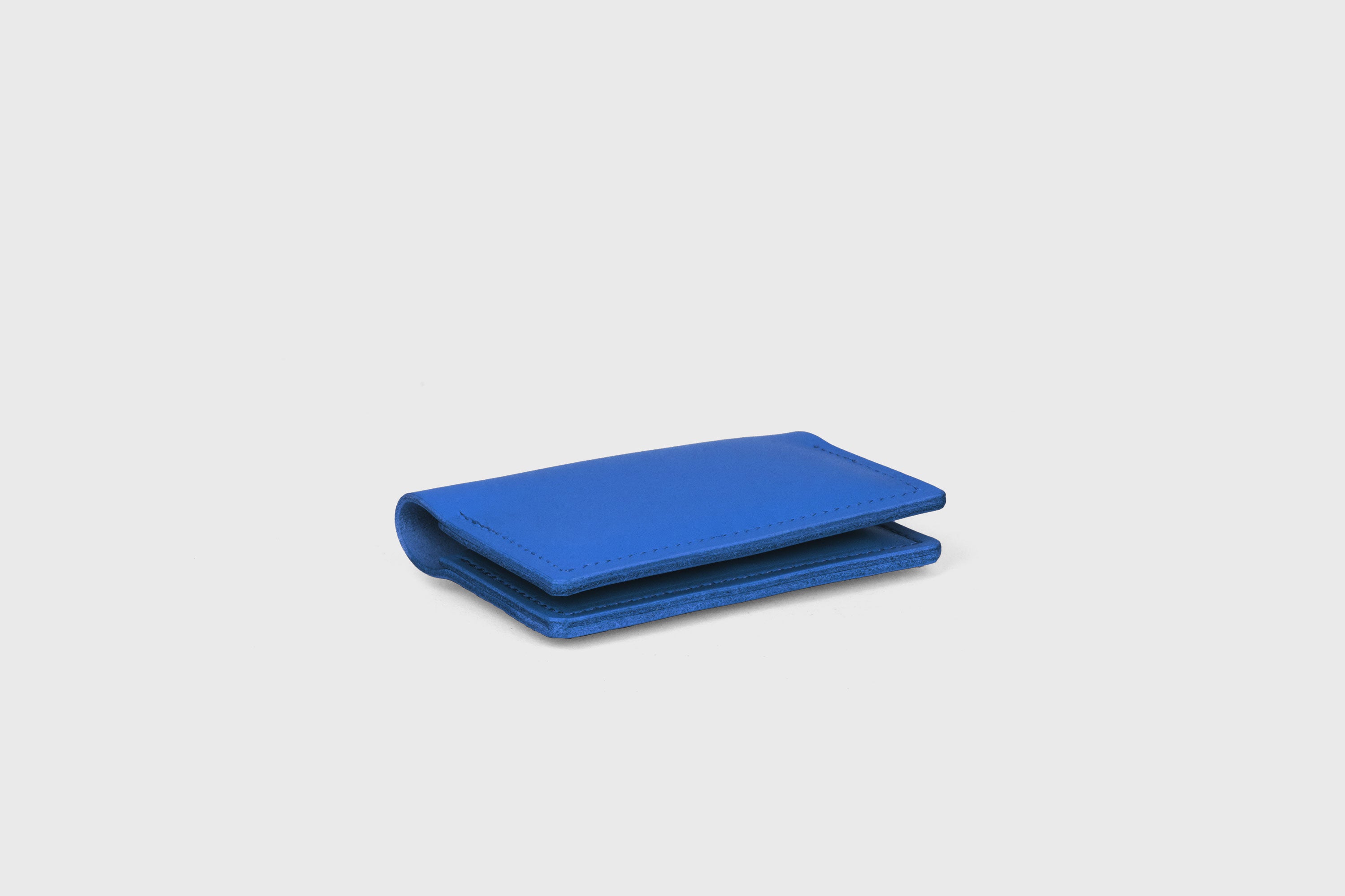 Card Etui In Royal Blue Color In Vegetable Tanned Leather Minimalistic Design With Snap Buttons Atelier Madre Manuel Dreesmann Barcelona Spain