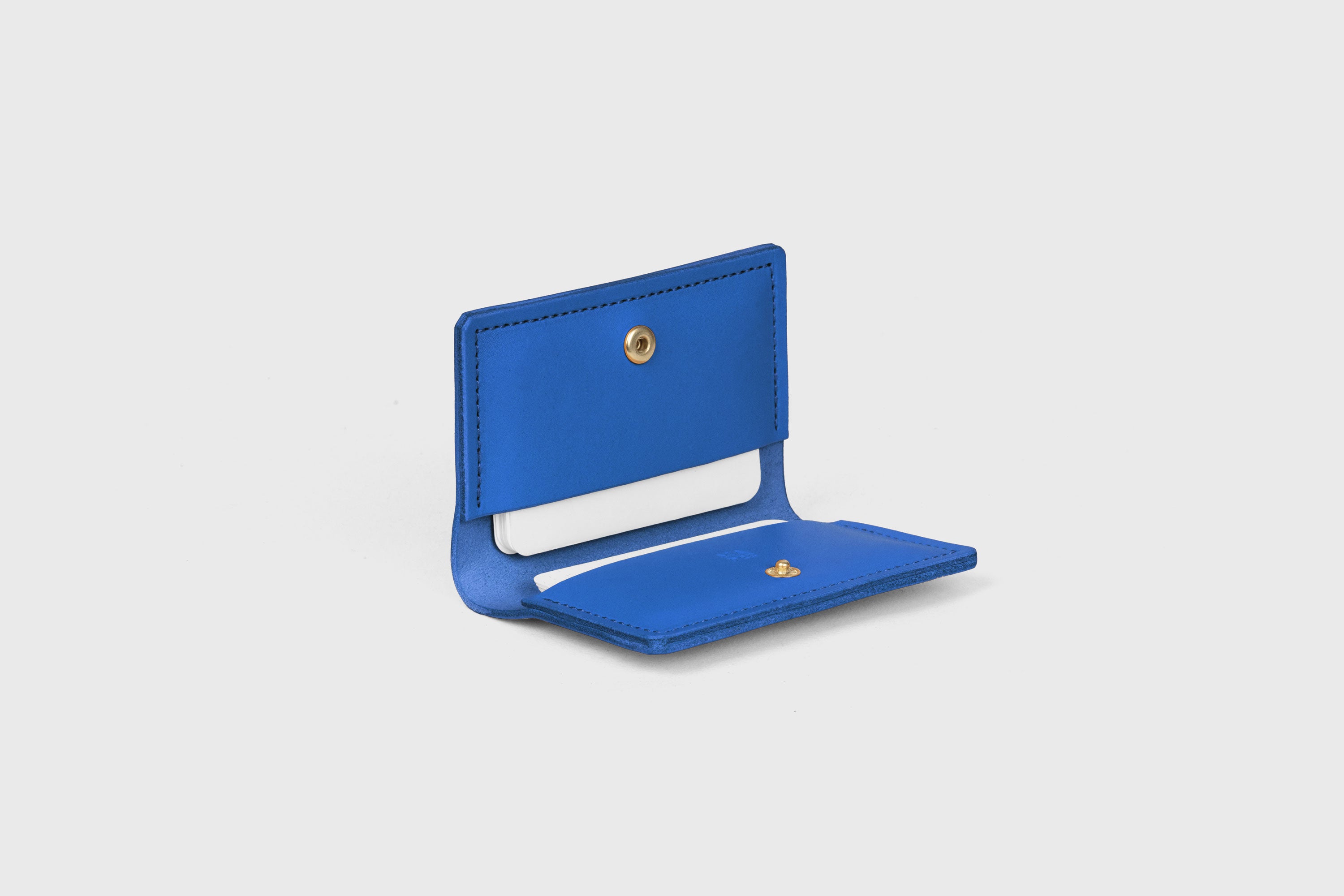 Card Etui In Royal Blue Color In Vegetable Tanned Leather Minimalistic Design With Snap Buttons Atelier Madre Manuel Dreesmann Barcelona Spain