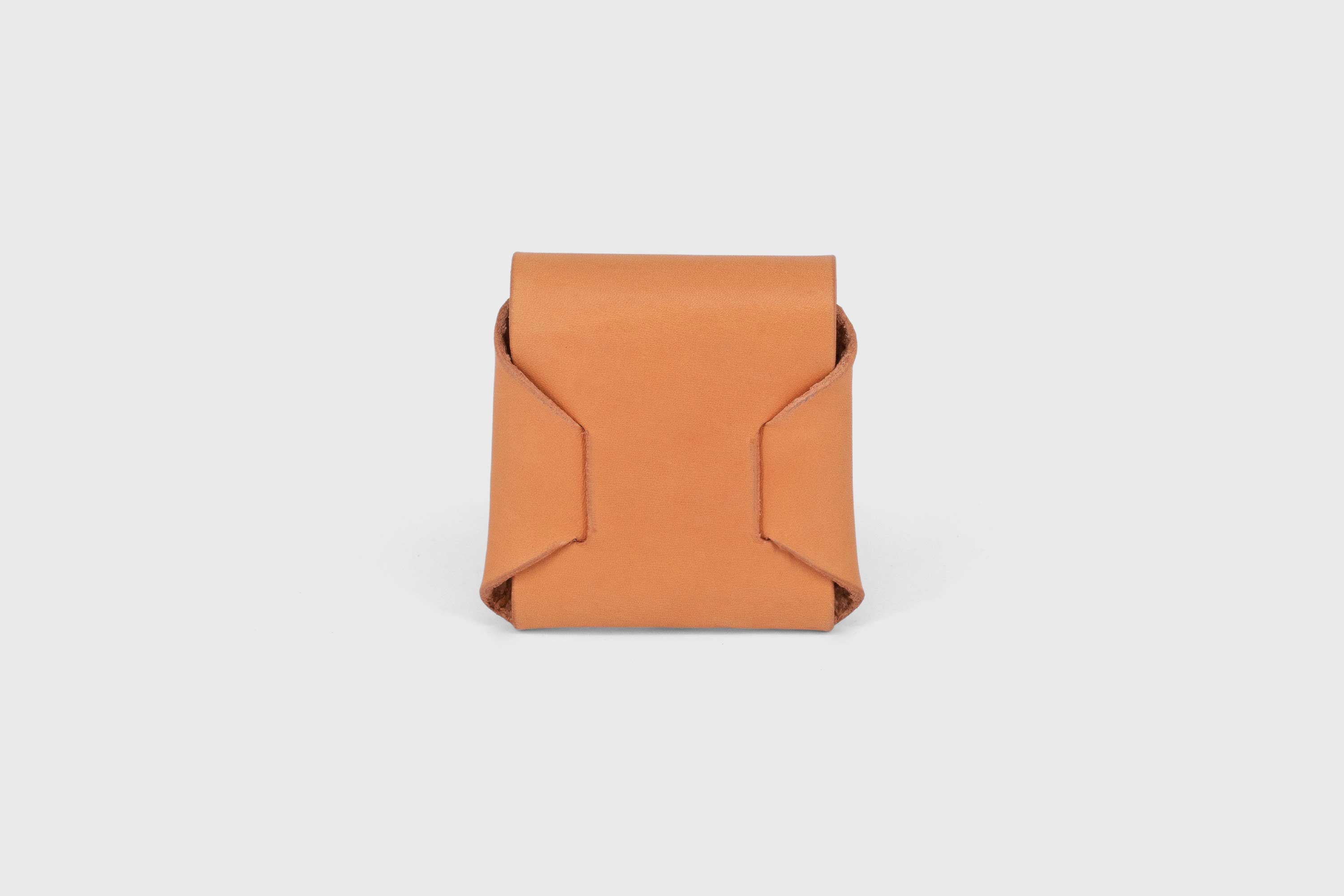Coin Pouch Case Wallet Leather Full Grain Vegetable Tanned Brown Minimalist Design Atelier Madre Manuel Dreesmann Barcelona