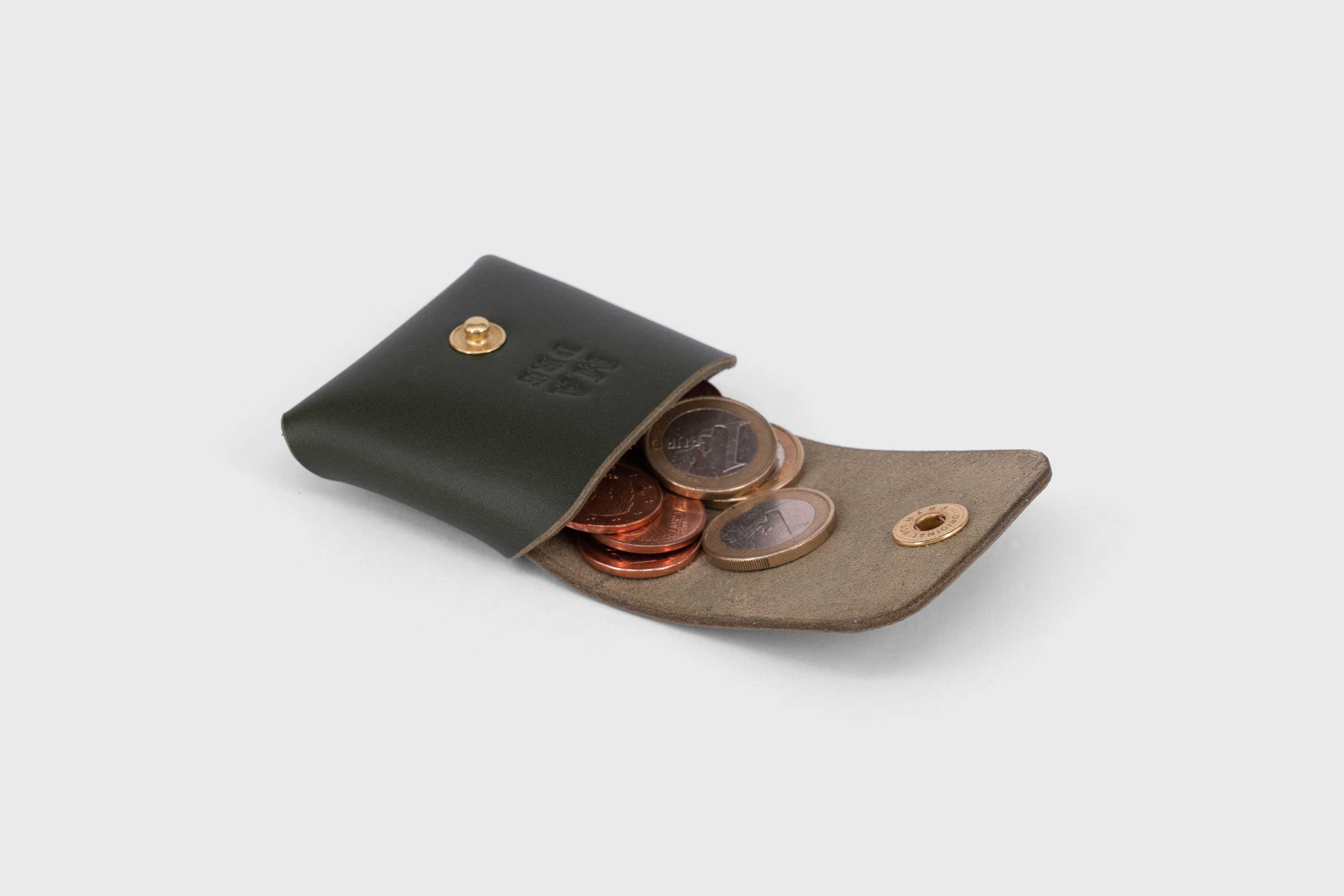 Coin Pouch Case Wallet Leather Full Grain Vegetable Tanned Olive Green Minimalist Design Atelier Madre Manuel Dreesmann Barcelona