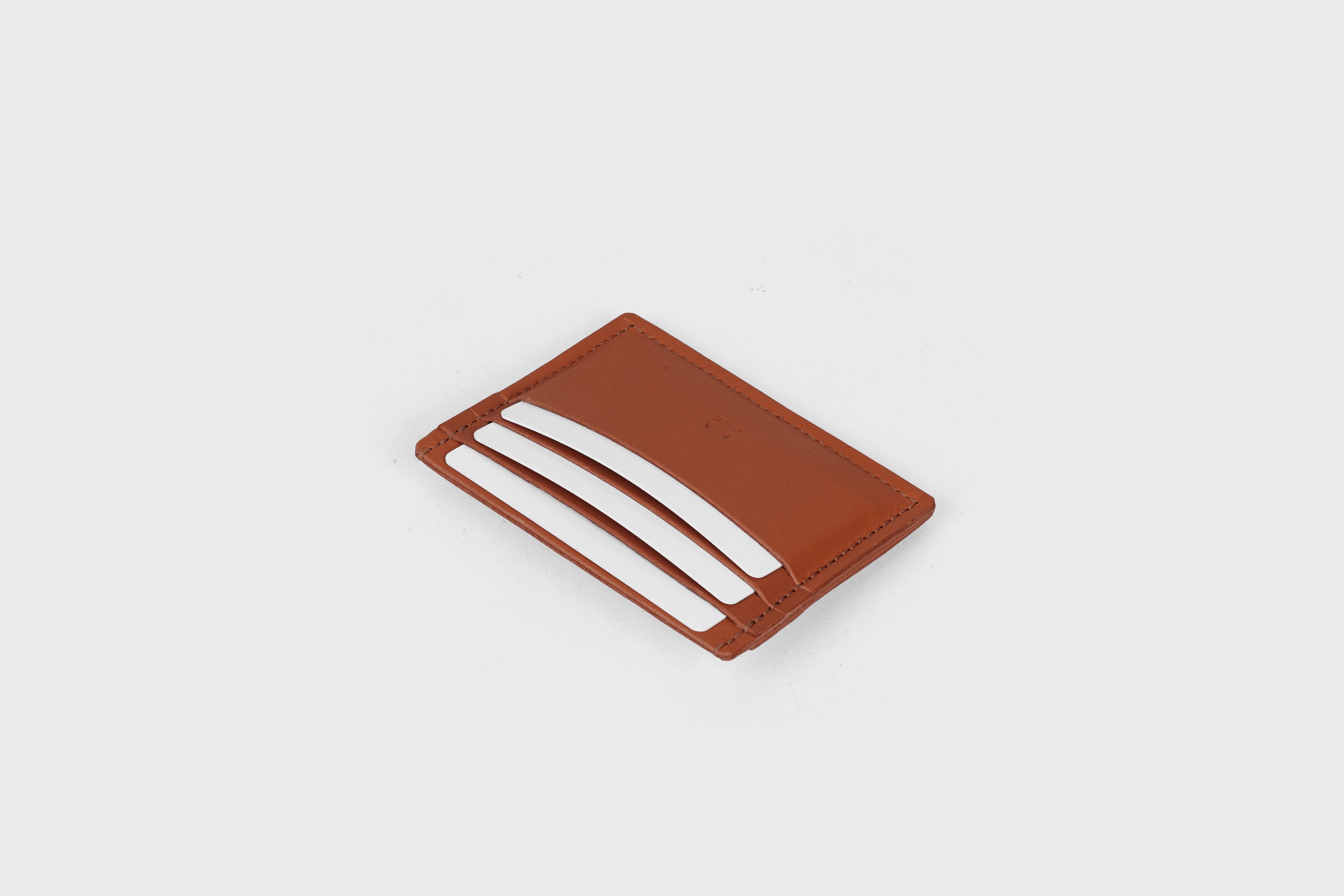 Portefeuille de cartes de crédit avec 6 fentes latérales en noir Marron Couleur En Tannage Végétal Atelier de design minimaliste en cuir Madre Manuel Dreesmann Barcelone Espagne