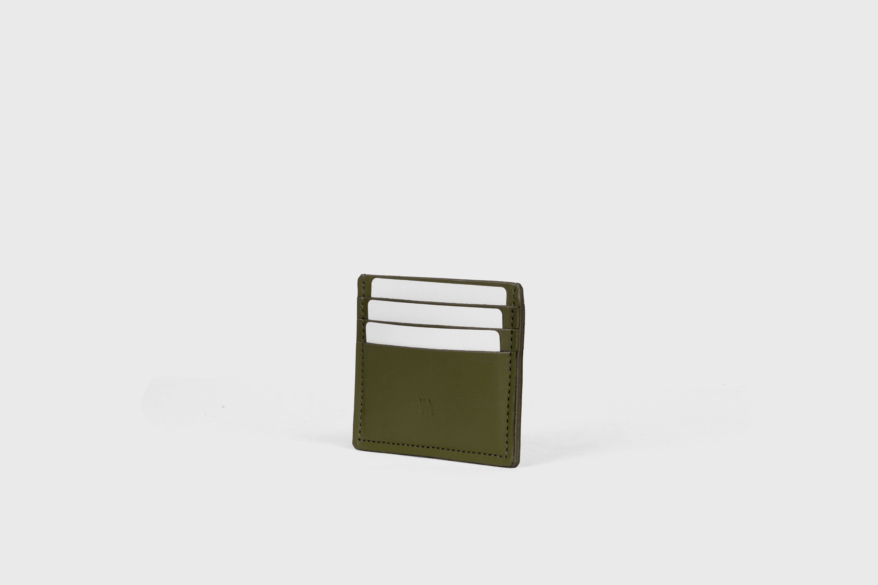 Portefeuille de cartes de crédit avec 6 fentes latérales en vert olive Couleur En Tannage Végétal Atelier de design minimaliste en cuir Madre Manuel Dreesmann Barcelone Espagne