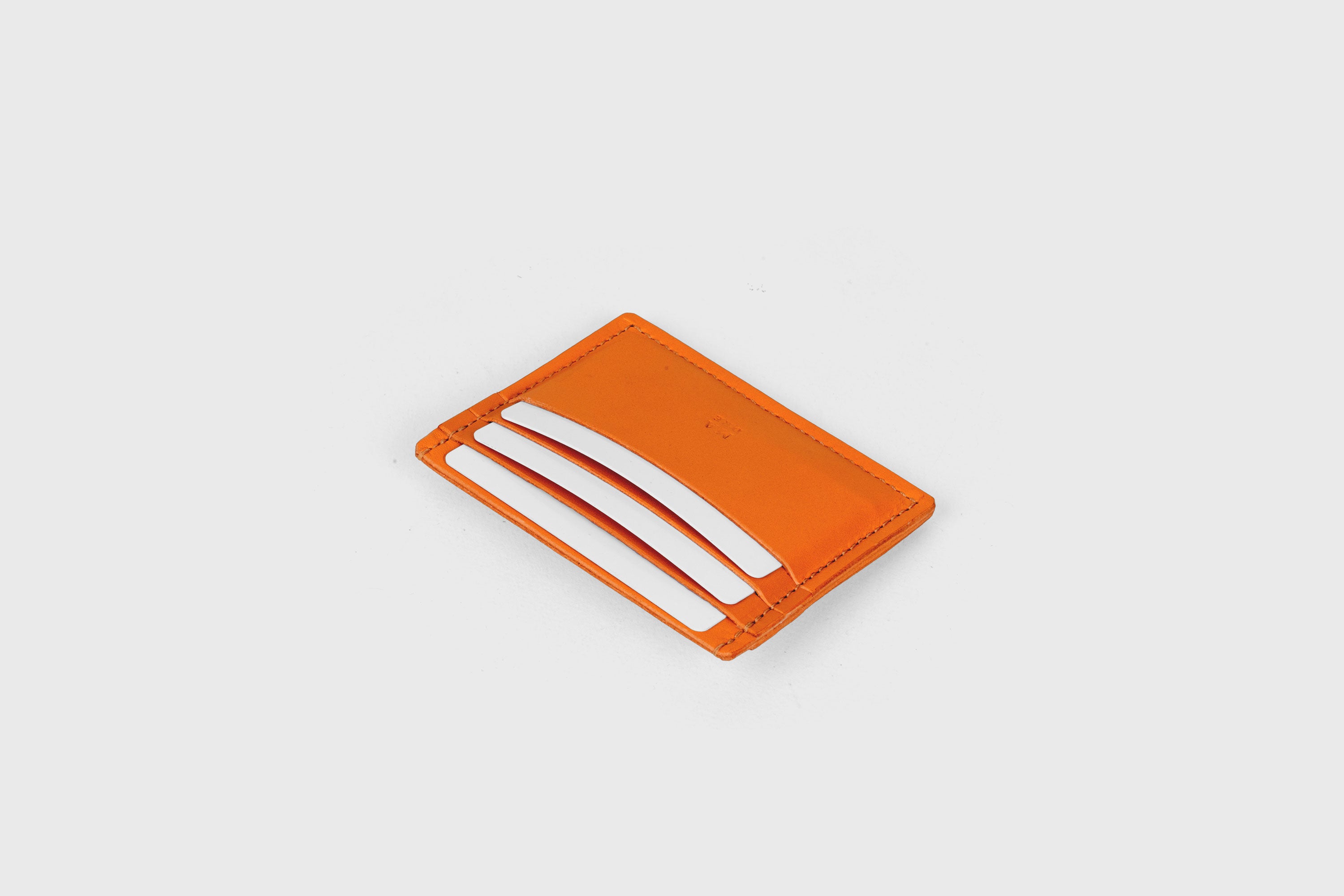Portefeuille de cartes de crédit avec 6 fentes latérales en orange Couleur En Tannage Végétal Atelier de design minimaliste en cuir Madre Manuel Dreesmann Barcelone Espagne