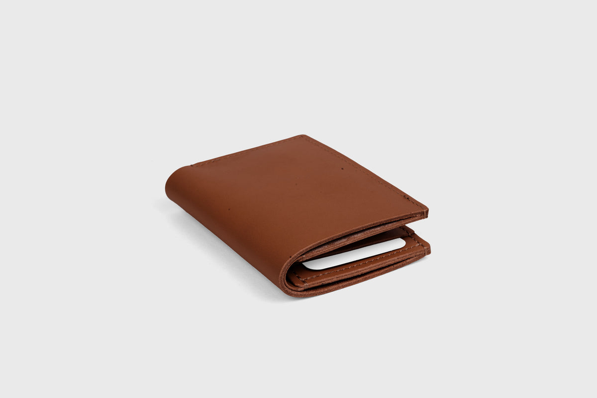 Credit Card Wallet Minimalist Leather Dark Brown Atelier Madre Manuel Dreesmann 3