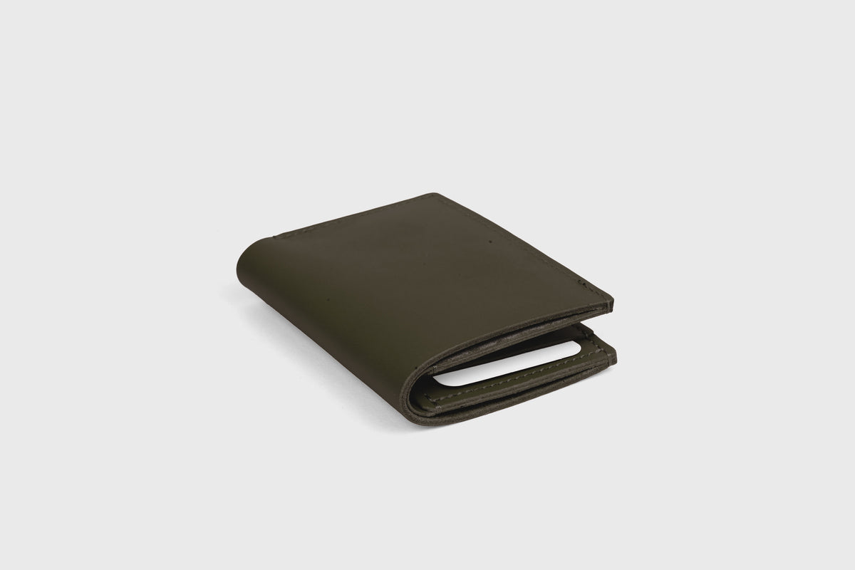 Credit Card Wallet Minimalist Leather Olive Green Atelier Madre Manuel Dreesmann 3
