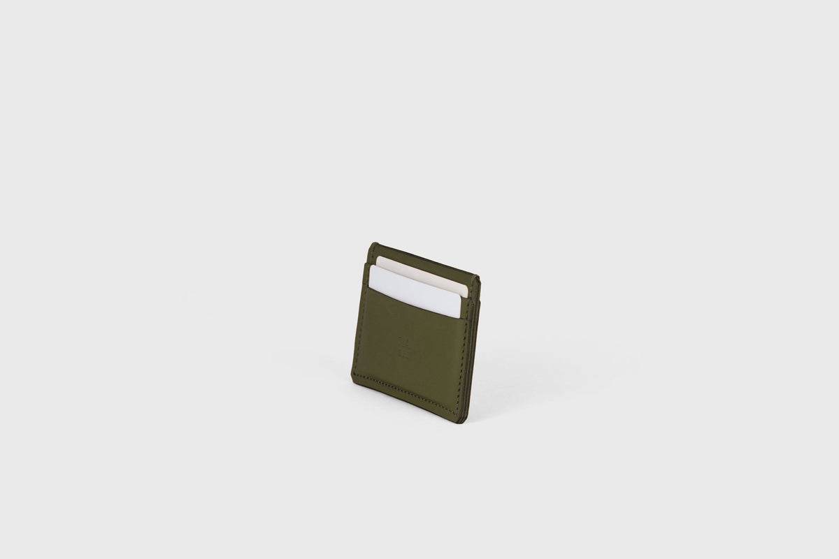 Credit Card Wallet Olive Green Colour Slim Minimalist Atelier Madre Manuel Dreesmann Barcelona Spain 3