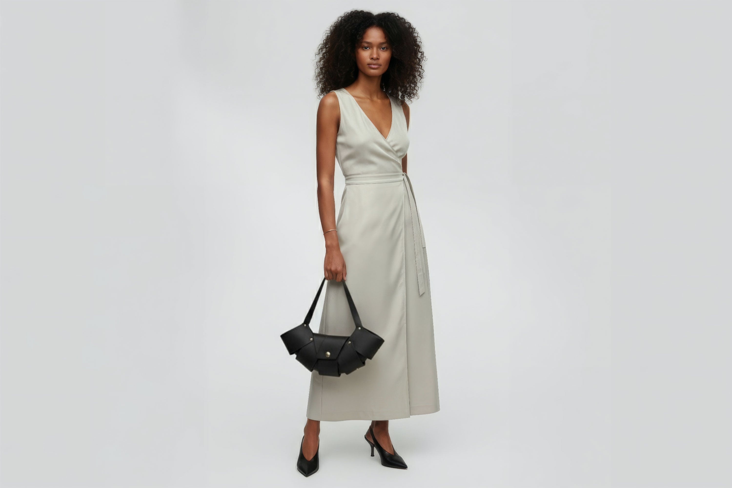 Croissant Bag Big Black Leather Magnetic Closure On A Woman Model Full Grain Vegetable Tanned Leather High Quality Modern Minimalistic Organic Design Full Brass Rivets Atelier Madre Manuel Dreesmann Barcelona Spain