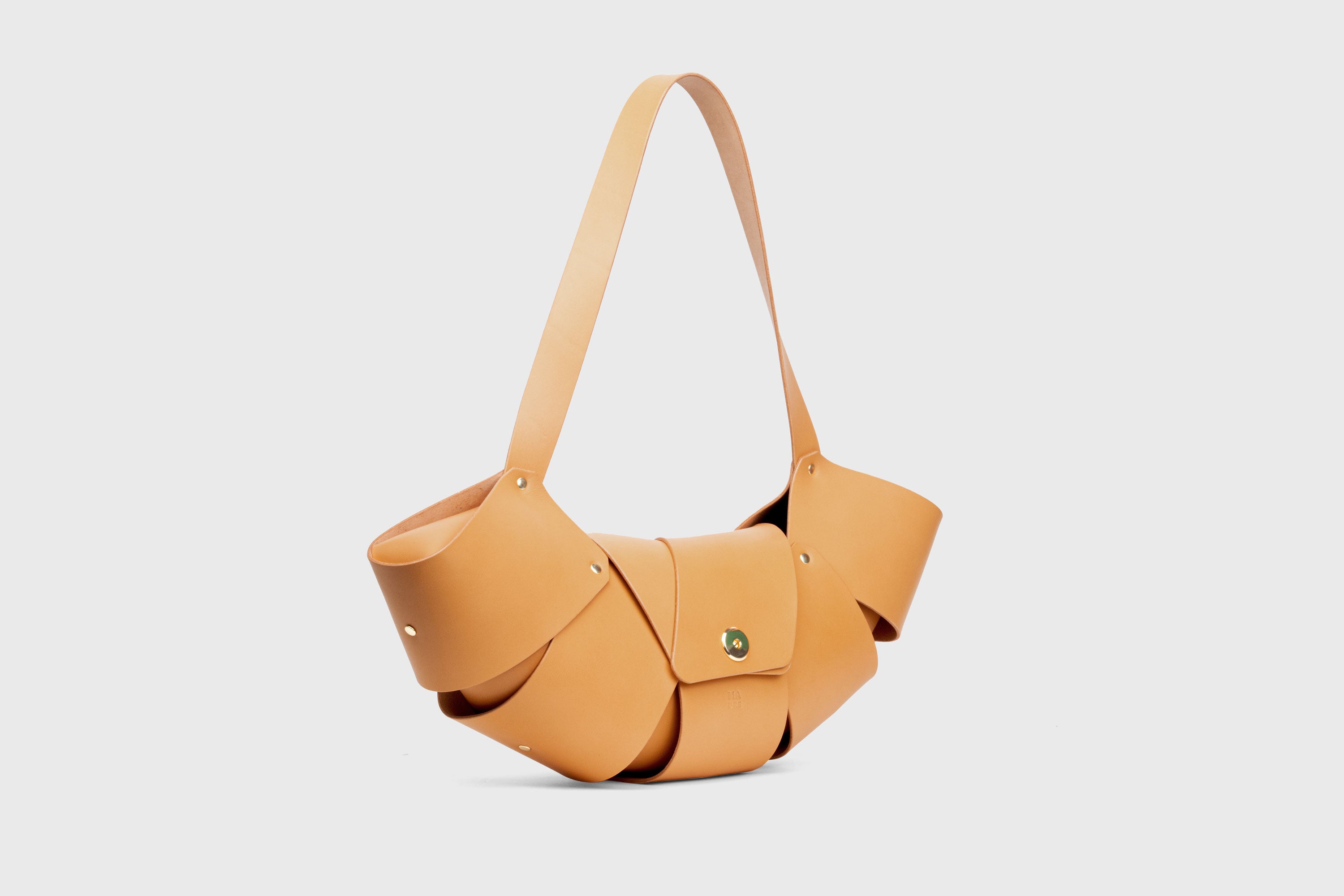 Croissant Bag Big Brown Leather Magnetic Closure Full Grain Vegetable Tanned Leather High Quality Modern Minimalistic Organic Design Full Brass Rivets Atelier Madre Manuel Dreesmann Barcelona Spain