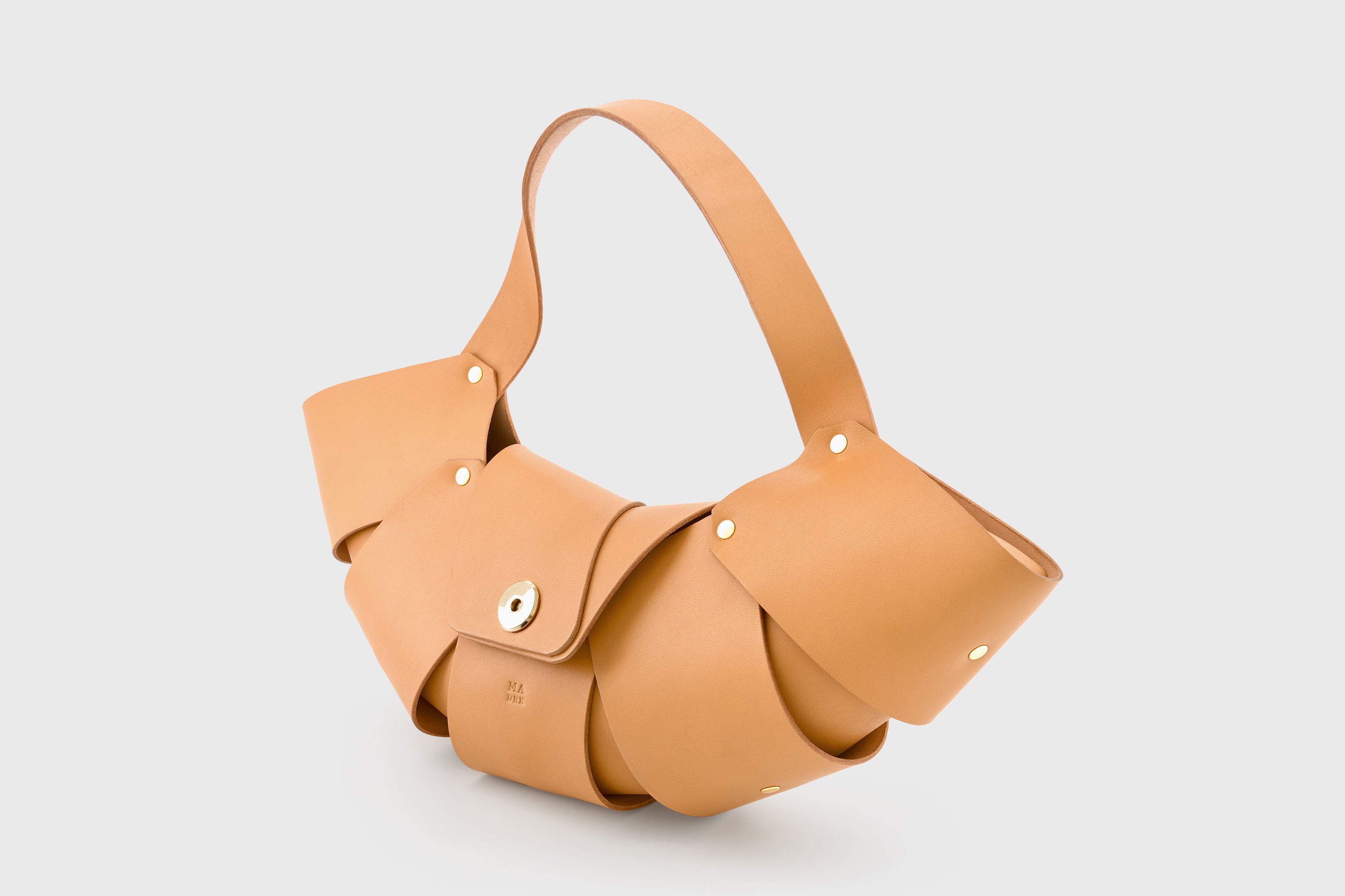 Croissant Bag Brown Leather Magnetic Closure Full Grain Vegetable Tanned Leather High Quality Modern Minimalistic Organic Design Full Brass Rivets Atelier Madre Manuel Dreesmann Barcelona Spain