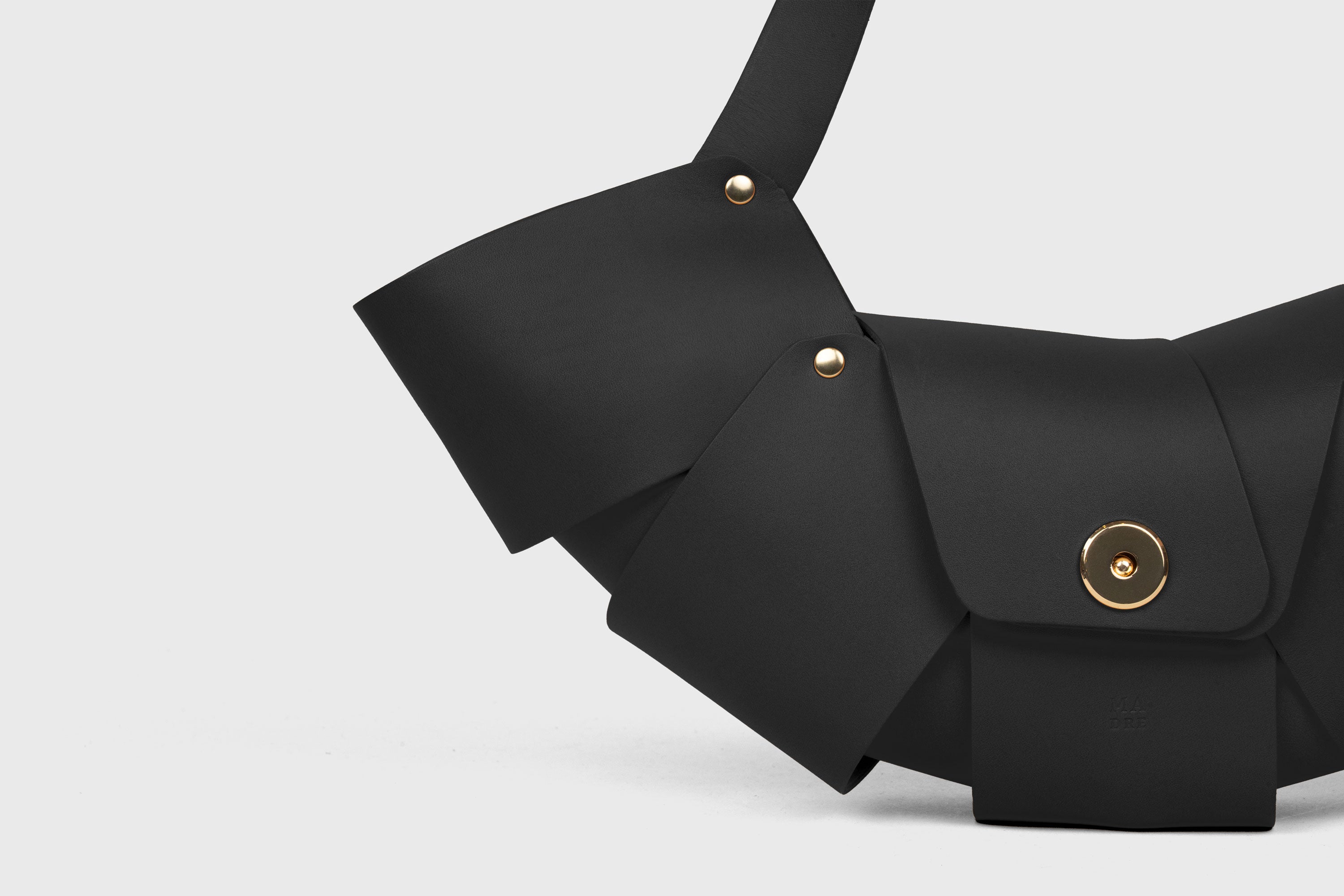 Mala Croissant em pele preta, design minimalista / Mala de ombro / da Atelier Madre / Manuel Dreesmann Barcelona