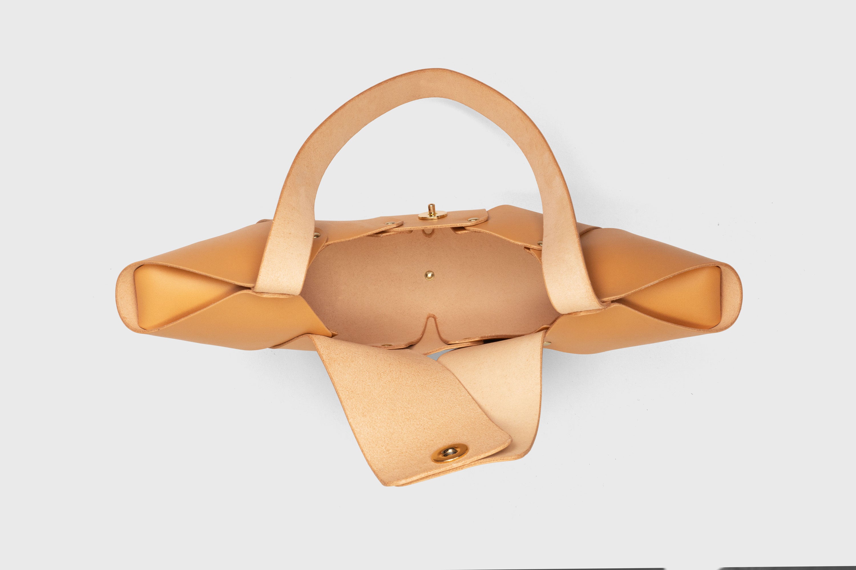 Croissant Bag Brown Color Leather Magnetic Closure Full Grain Vegetable Tanned Leather High Quality Modern Minimalistic Organic Design Full Brass Rivets Atelier Madre Manuel Dreesmann Barcelona Spain