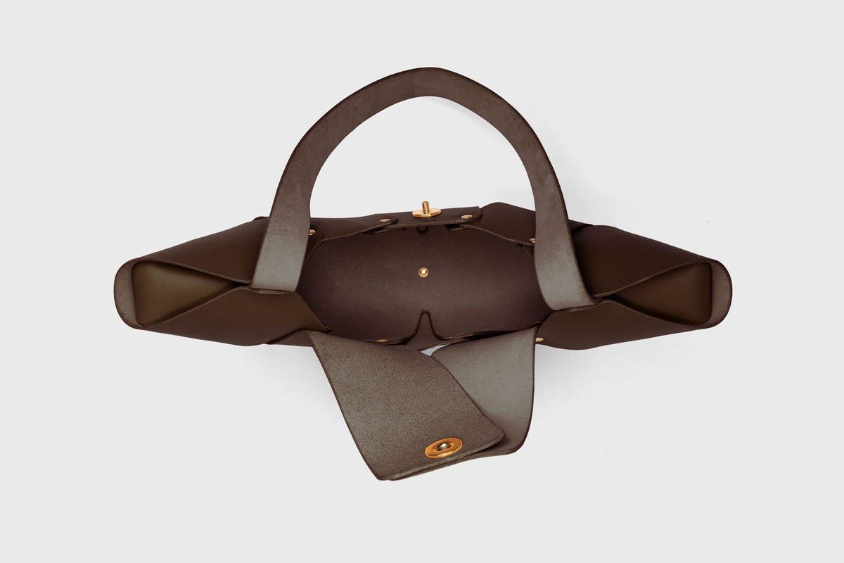 Croissant Bag Magnetic Closure Chocolate Brown Leather Atelier Madre Manuel Dreesmann Barcelona Spain 4