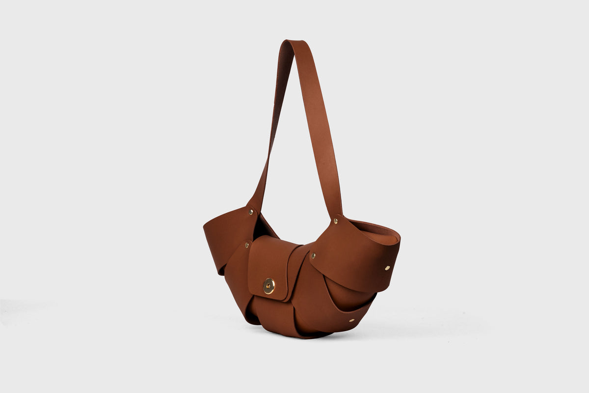 Croissant Bag Magnetic Closure Dark Brown Color Leather Atelier Madre Manuel Dreesmann Barcelona Spain 2