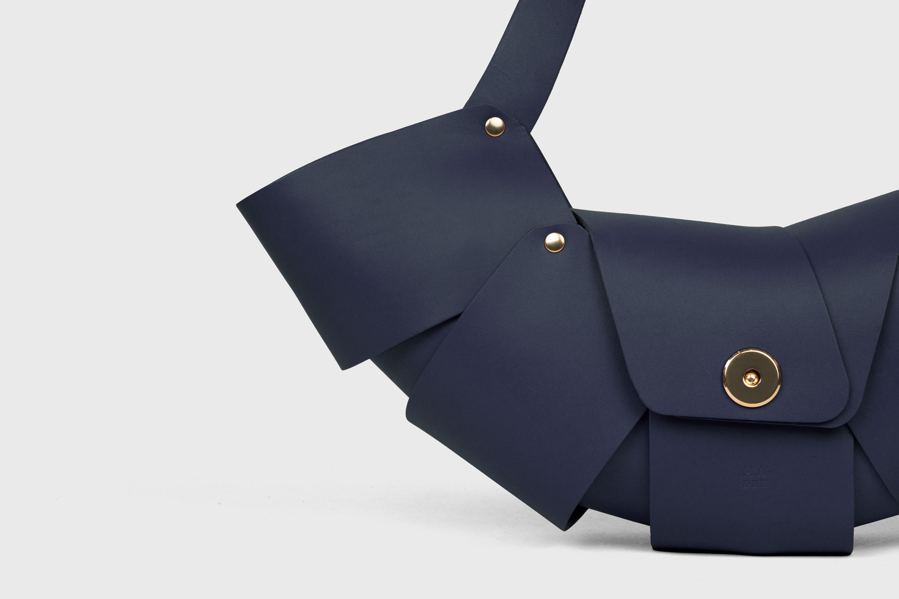 Mala Croissant Azul Marinho – Couro de Qualidade Premium – Design Minimalista / Mala de Ombro / da Atelier Madre / Manuel Dreesmann Barcelona