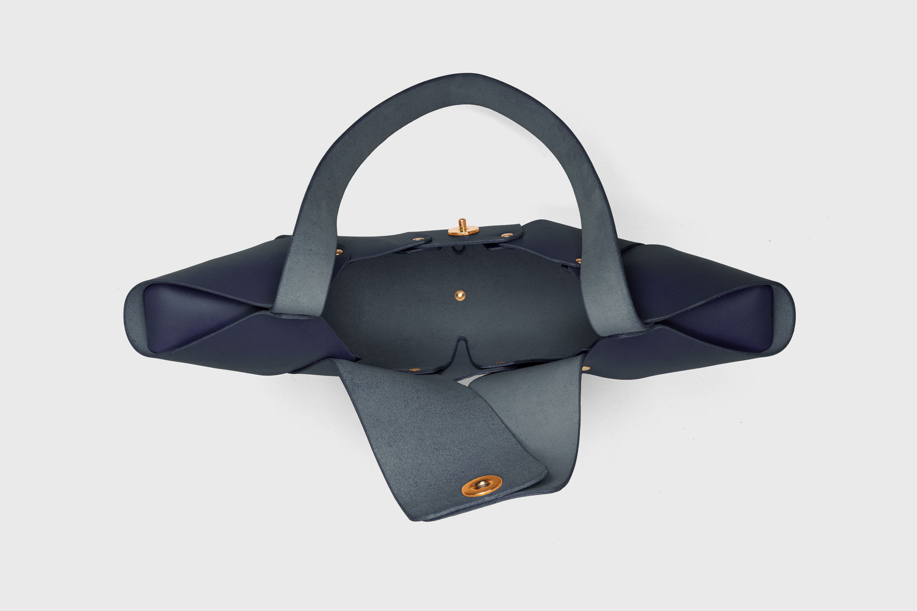 Mala Croissant Azul Marinho – Couro de Qualidade Premium – Design Minimalista / Mala de Ombro / da Atelier Madre / Manuel Dreesmann Barcelona