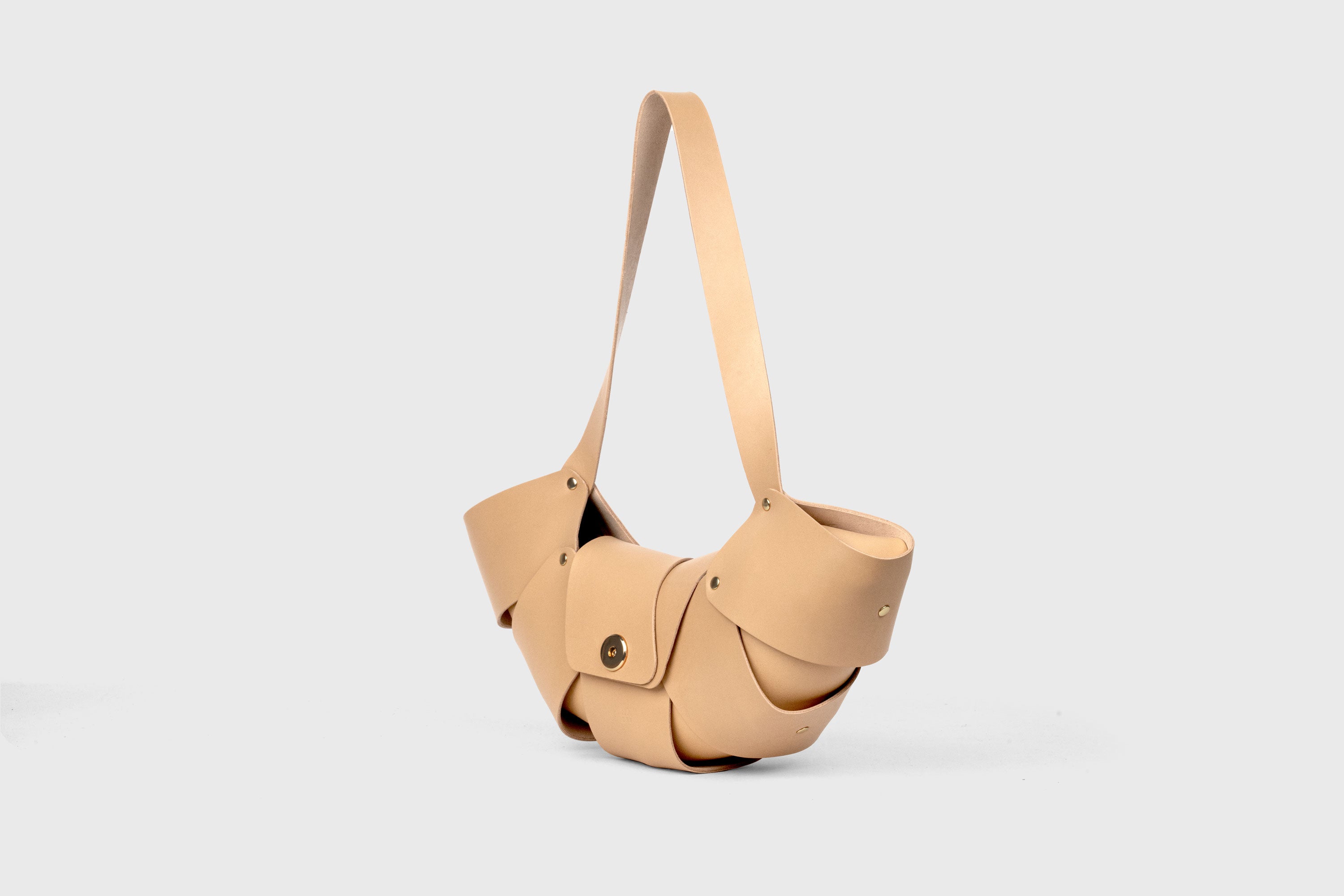 Mala Croissant em couro de cor natural, design minimalista / Mala de ombro / da Atelier Madre / Manuel Dreesmann Barcelona