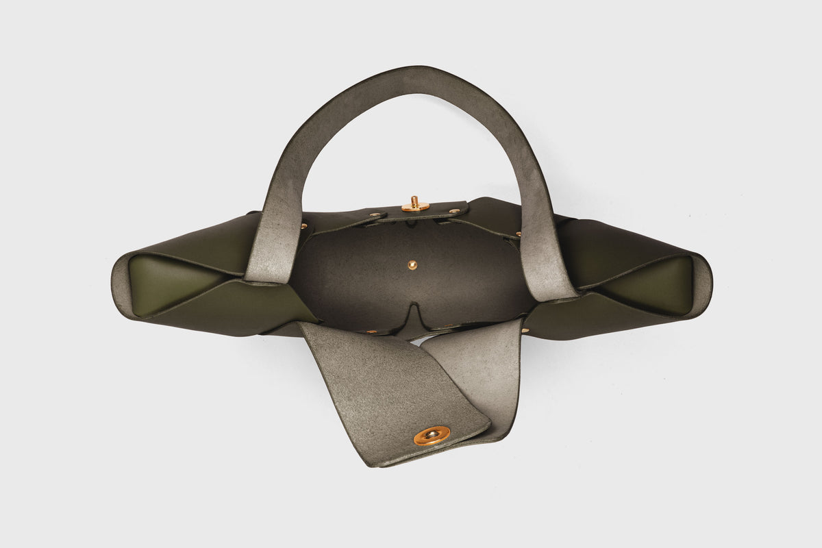 Croissant Bag Magnetic Closure Olive Green Color Leather Atelier Madre Manuel Dreesmann Barcelona Spain 4