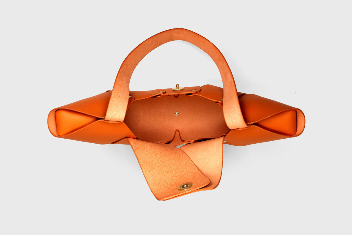 Croissant Bag Magnetic Closure Orange Color Leather Atelier Madre Manuel Dreesmann Barcelona Spain 4