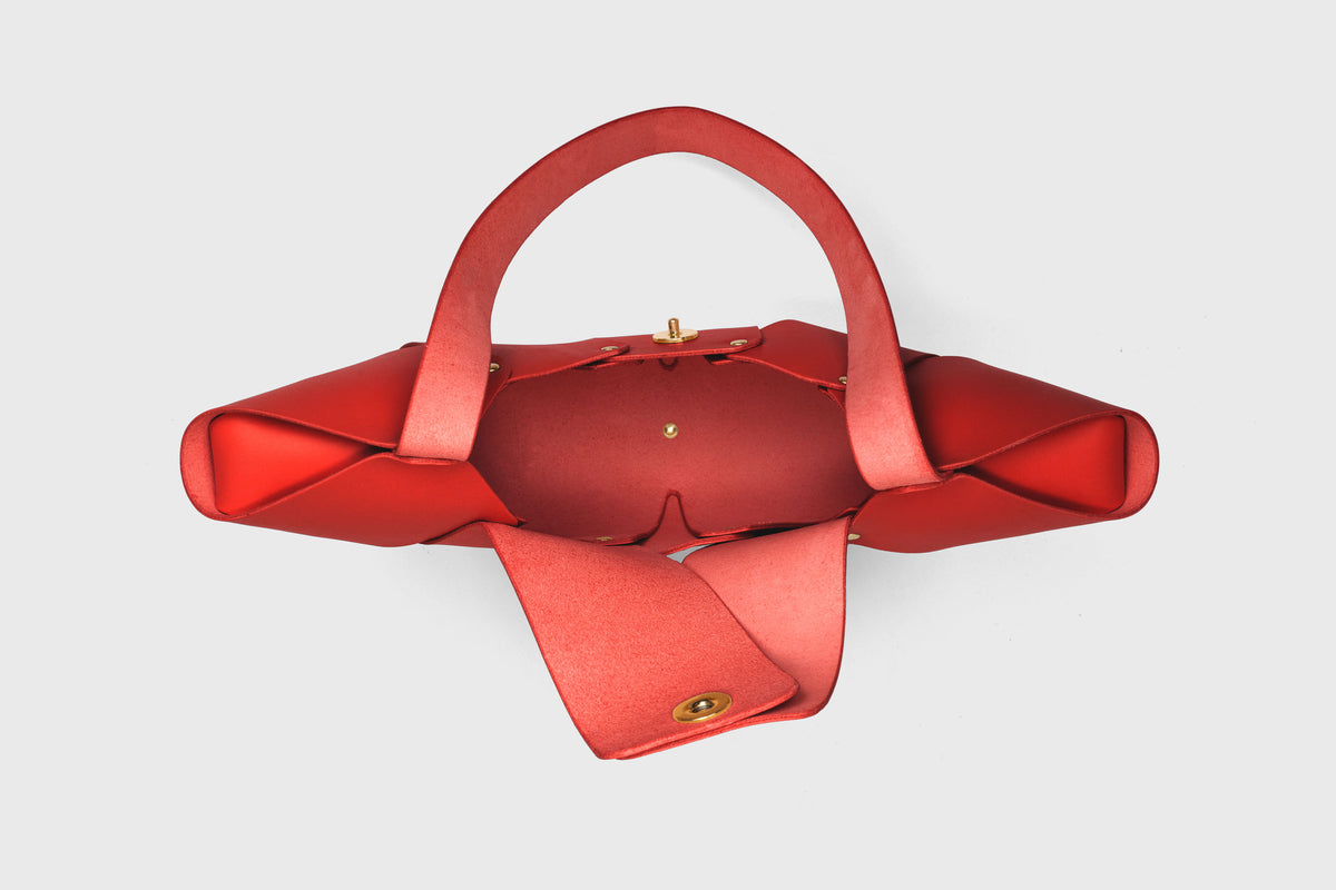 Croissant Bag Magnetic Closure Red Leather Atelier Madre Manuel Dreesmann Barcelona Spain 4