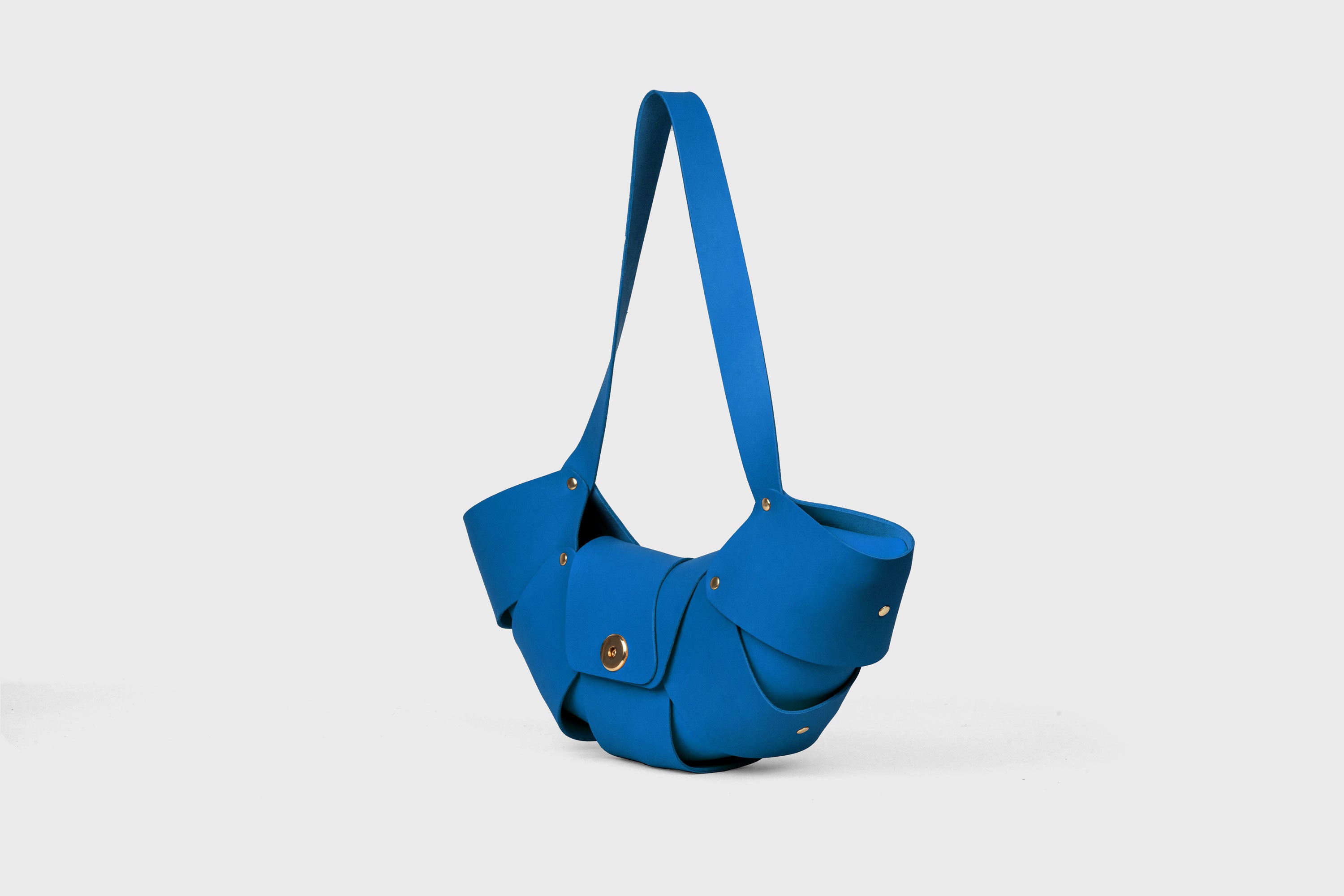 Mala Croissant Azul Real em couro de qualidade premium, design minimalista / Mala de ombro / da Atelier Madre / Manuel Dreesmann Barcelona