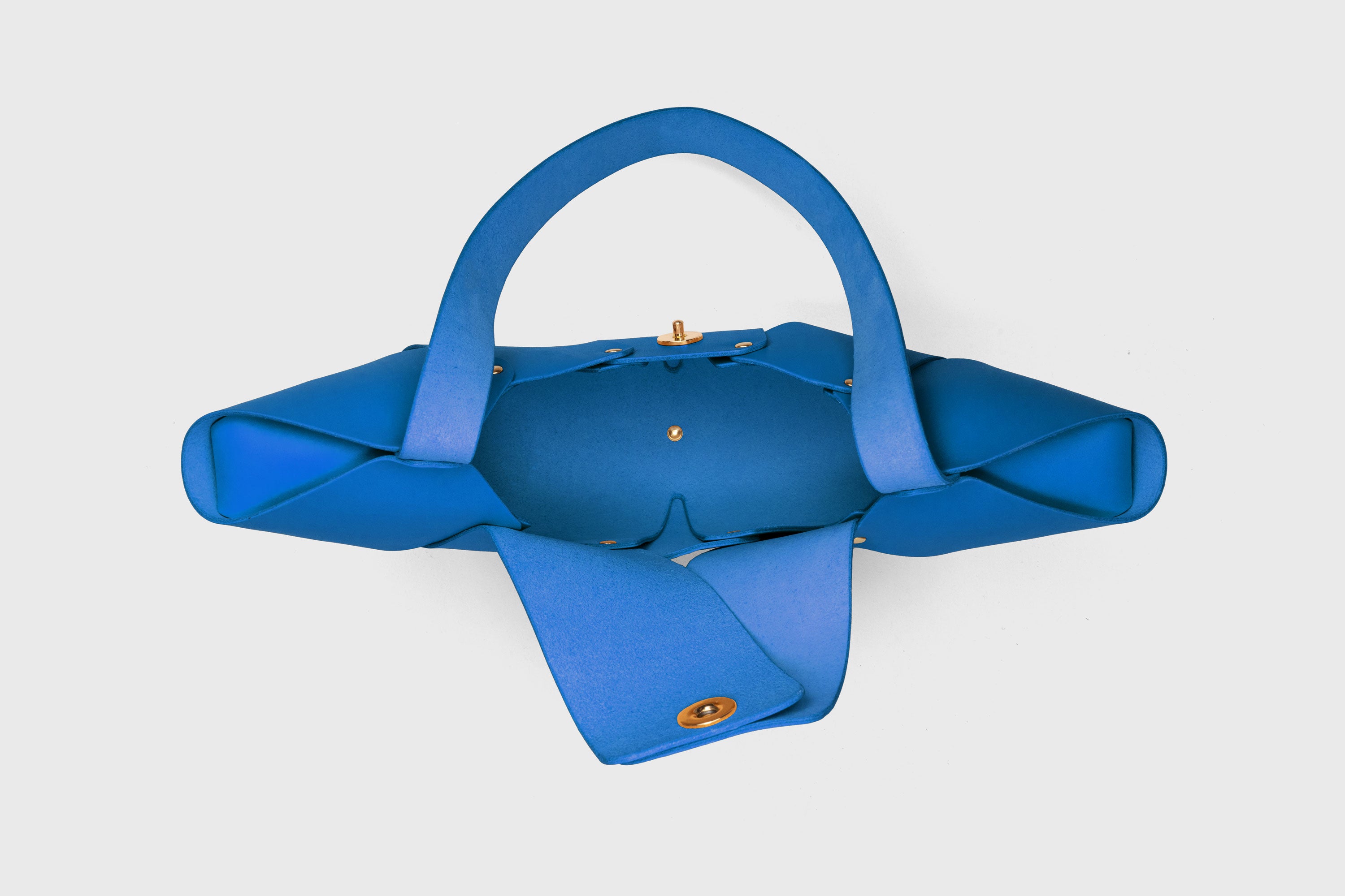 Mala Croissant Azul Real em couro de qualidade premium, design minimalista / Mala de ombro / da Atelier Madre / Manuel Dreesmann Barcelona