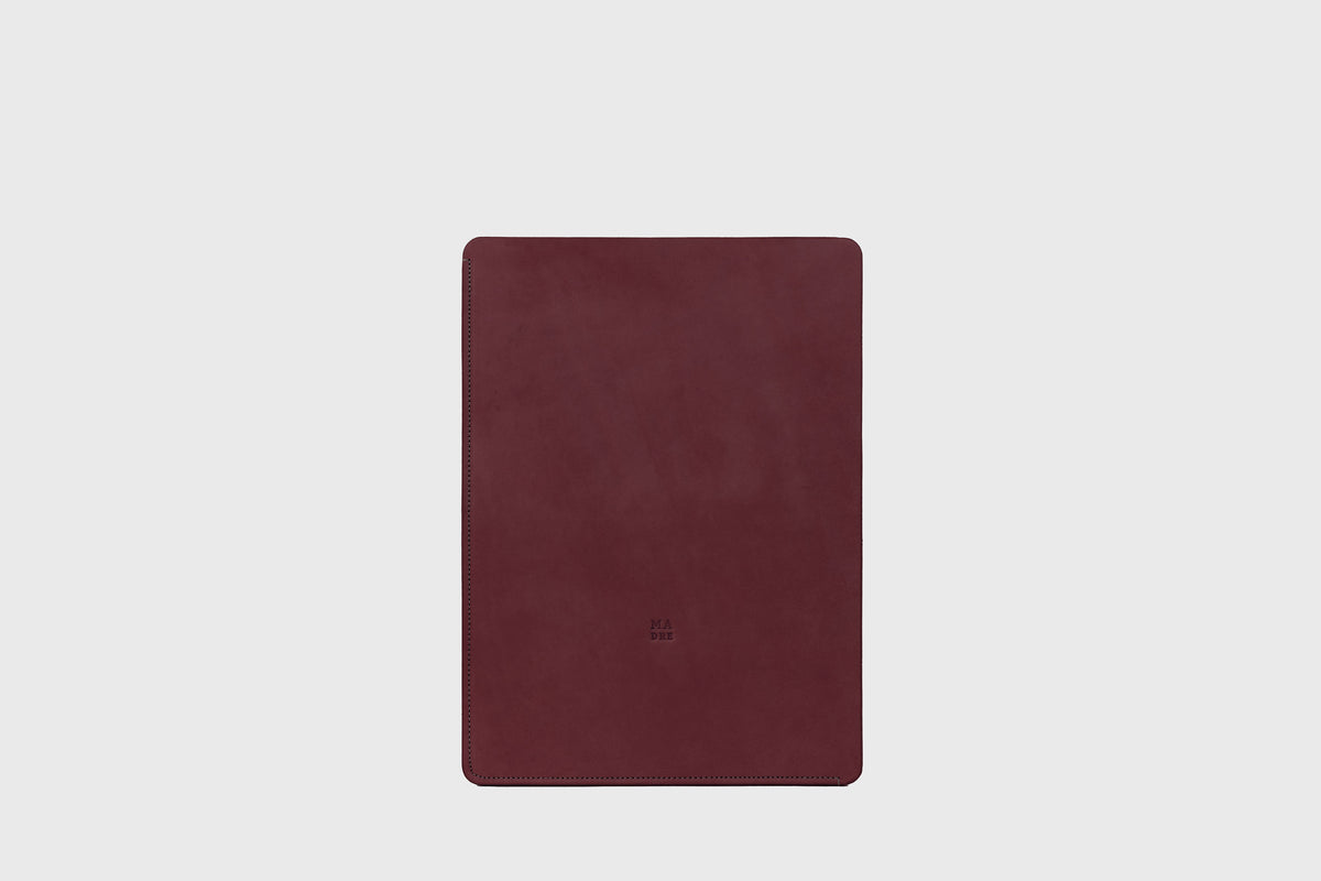 Document Folder Leather Burgundy Color Minimalist Design Atelier Madre Manuel Dreesmann Barcelona Spain 3