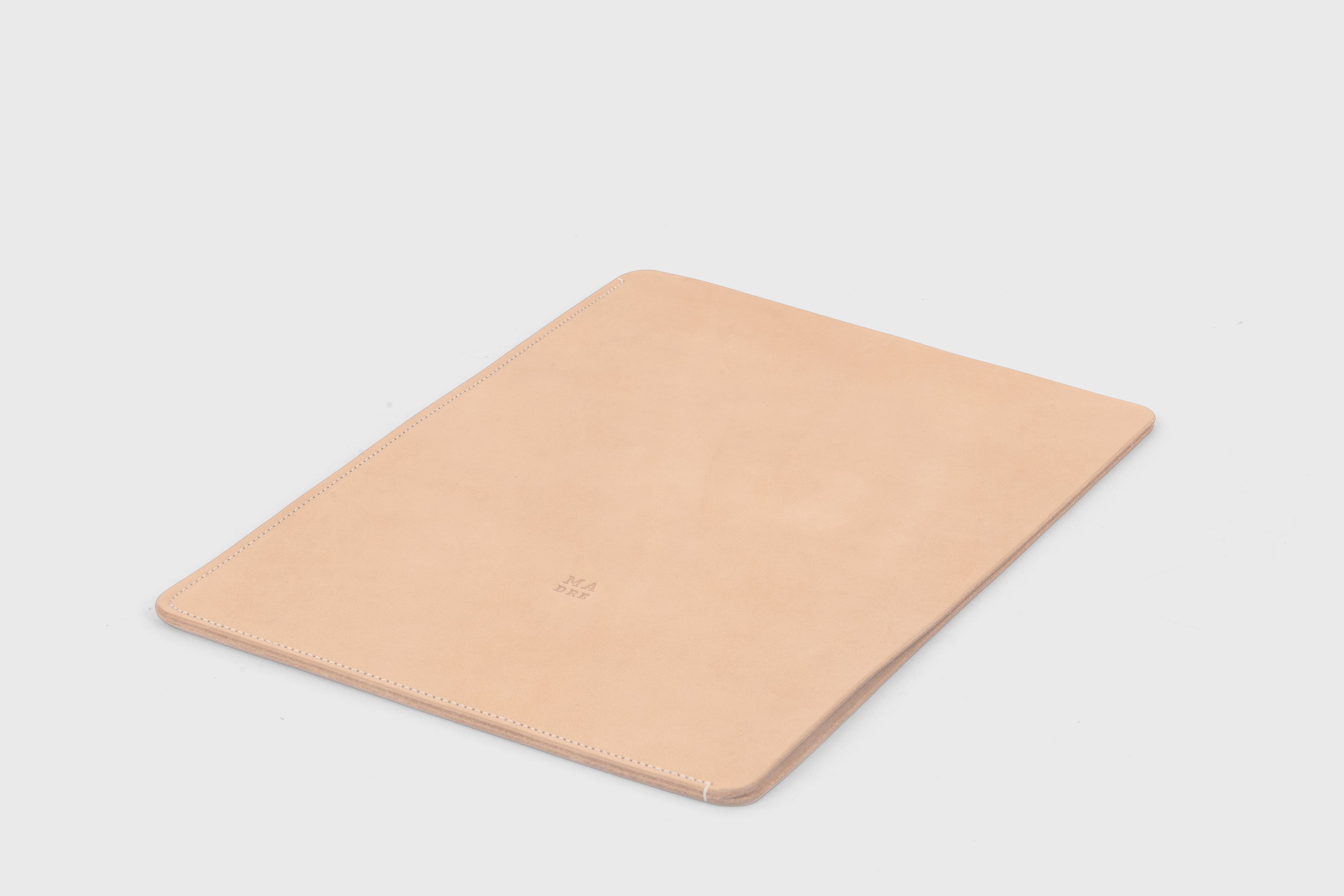 Document Folder Leather Natural Color Minimalist Design Atelier Madre Manuel Dreesmann Barcelona Spain
