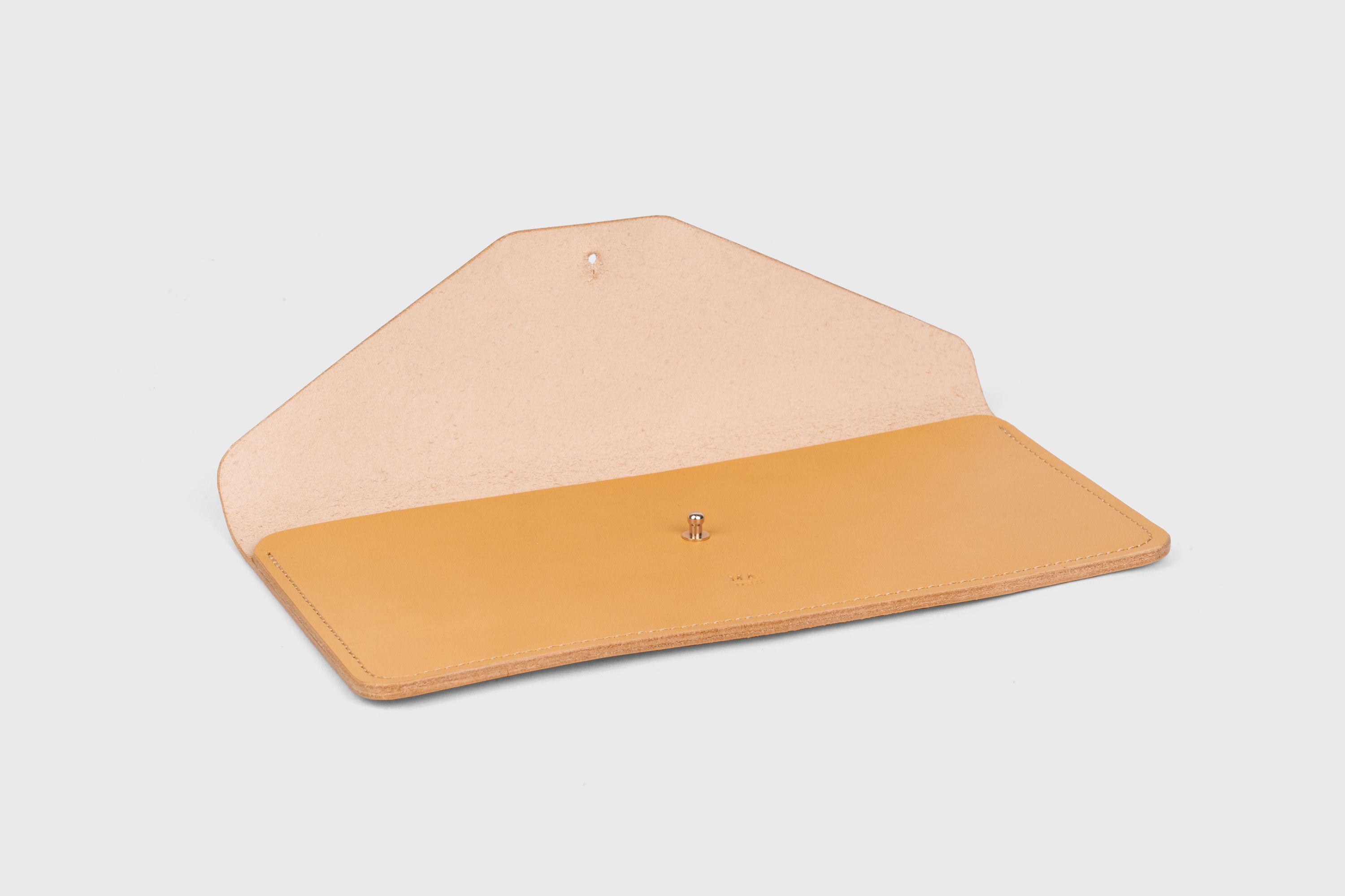 Document Holder In Brown Color In Vegetable Tanned Leather Minimalistic Design Atelier Madre Manuel Dreesmann Barcelona Spain