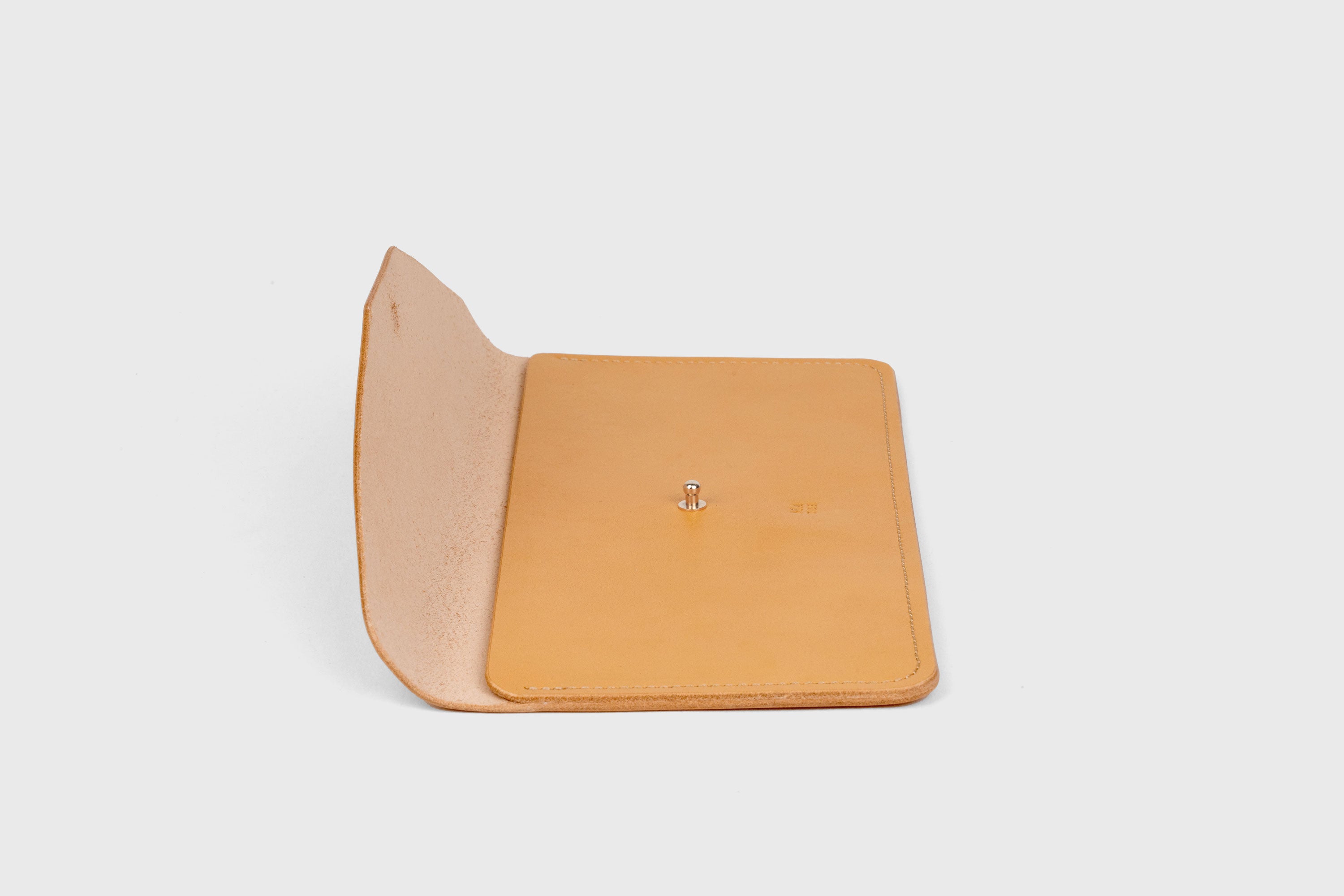 Document Holder In Brown Color In Vegetable Tanned Leather Minimalistic Design Atelier Madre Manuel Dreesmann Barcelona Spain