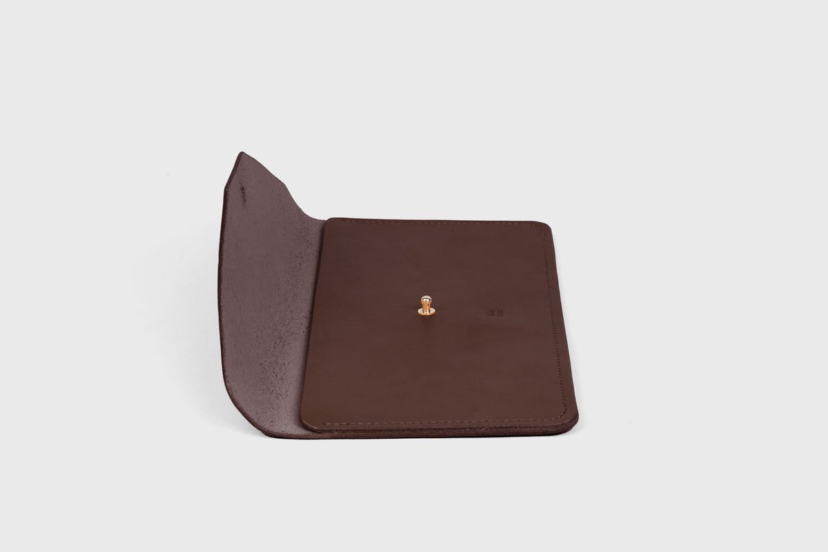 Document Holder Chocolate Brown Colour Leather Atelier Madre Manuel Dreesmann Barcelona Spain 4