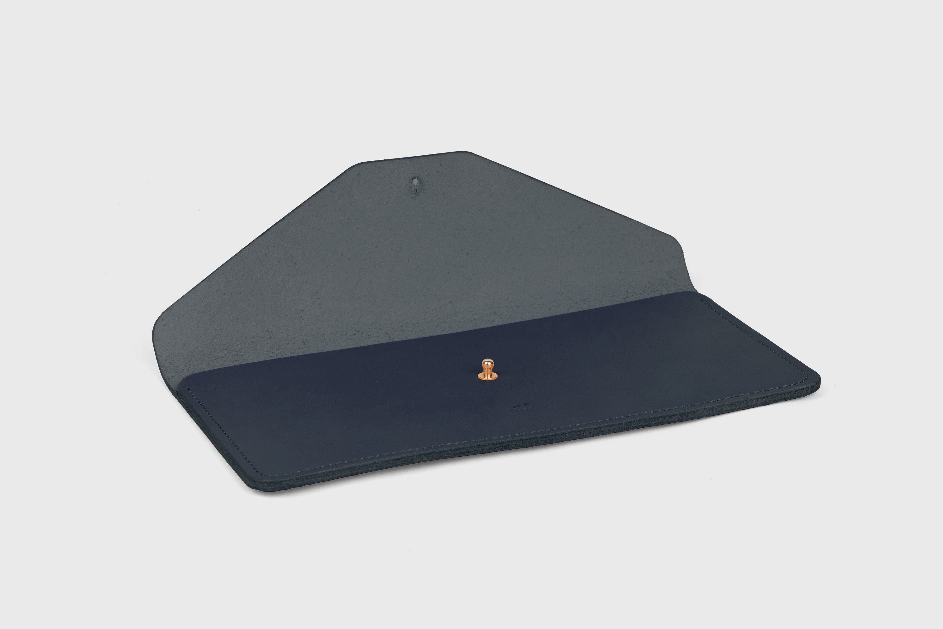 Document Holder In Marine Blue Color In Vegetable Tanned Leather Minimalistic Design Atelier Madre Manuel Dreesmann Barcelona Spain