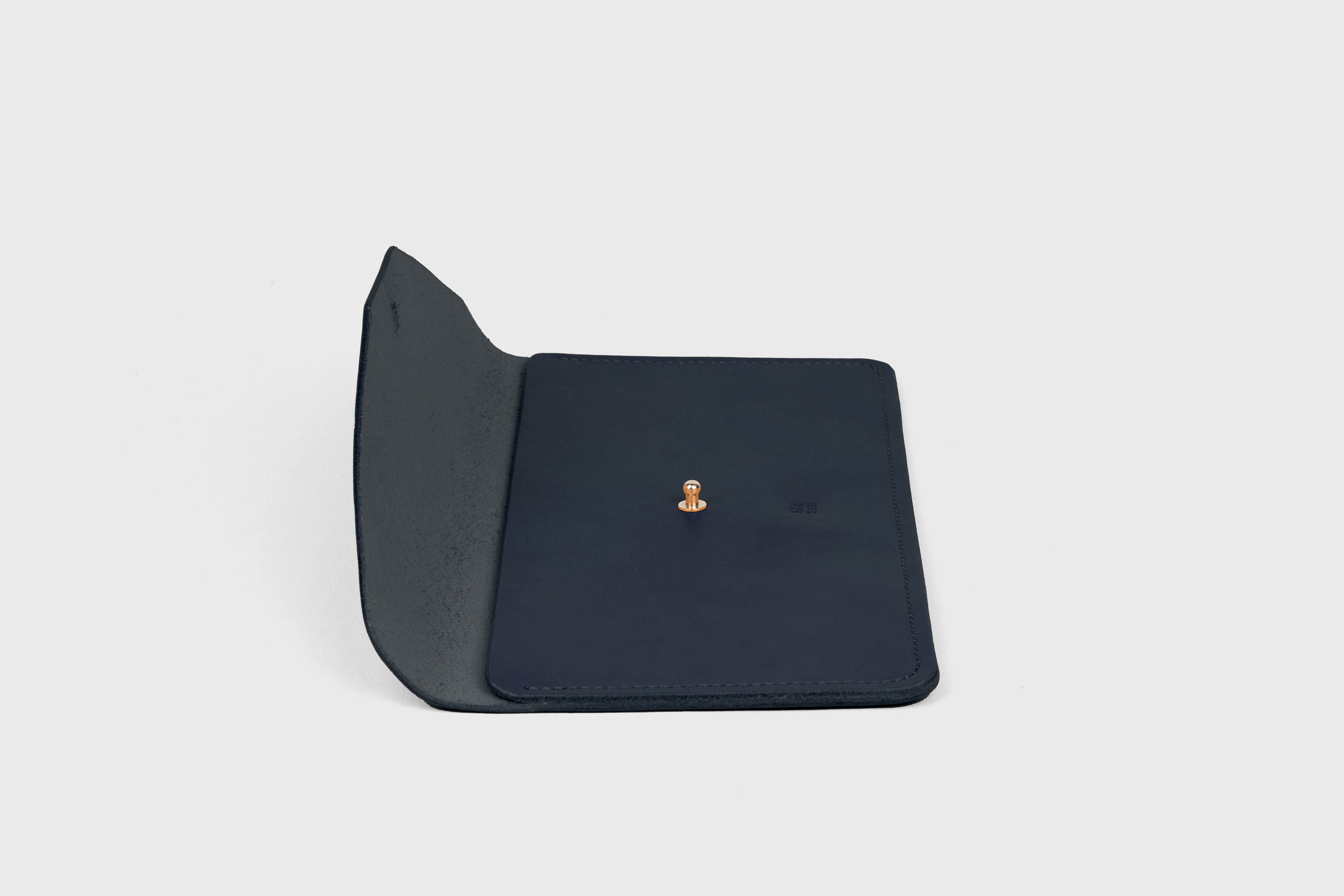 Document Holder In Marine Blue Color In Vegetable Tanned Leather Minimalistic Design Atelier Madre Manuel Dreesmann Barcelona Spain