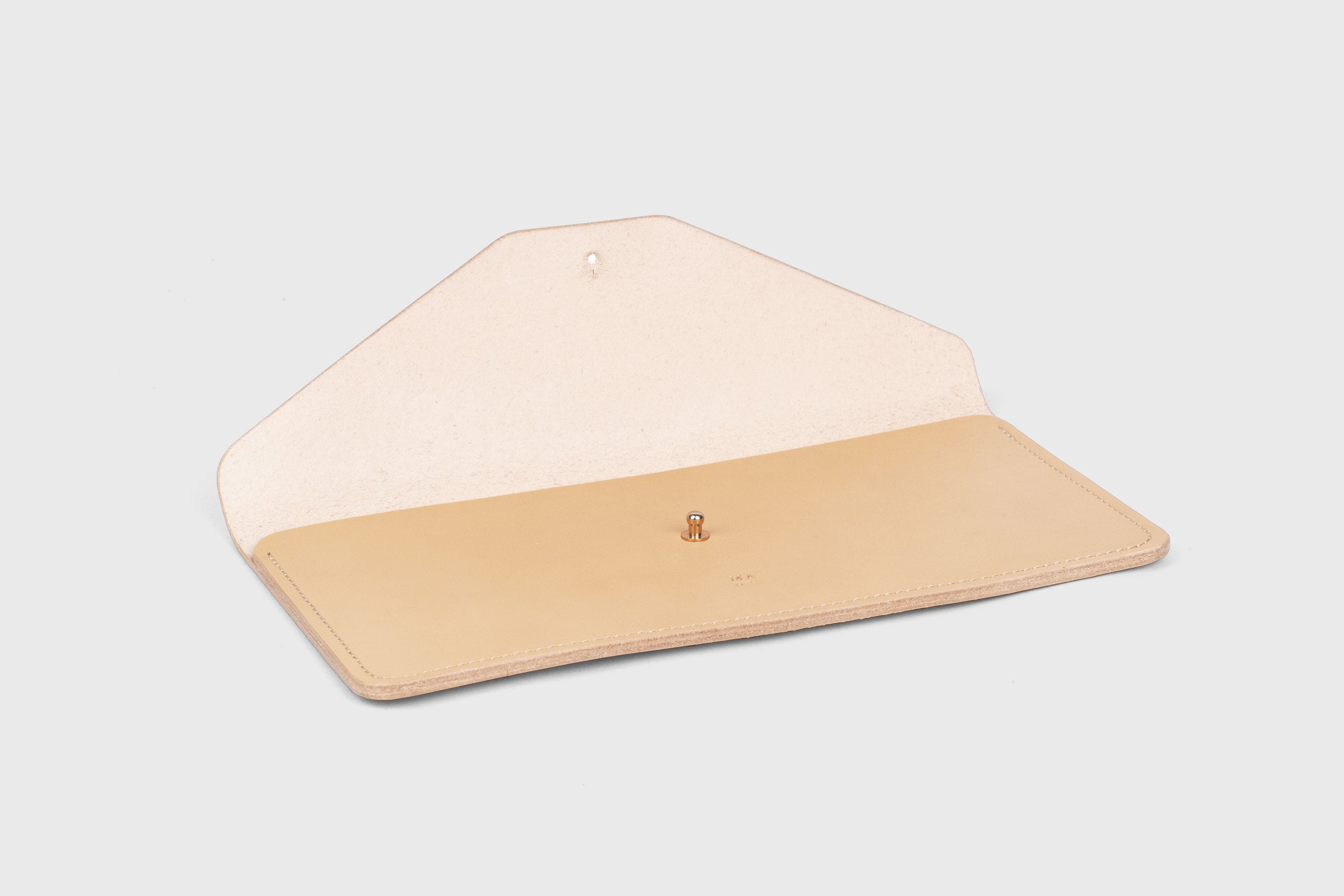 Document Holder In Natural Color In Vegetable Tanned Leather Minimalistic Design Atelier Madre Manuel Dreesmann Barcelona Spain