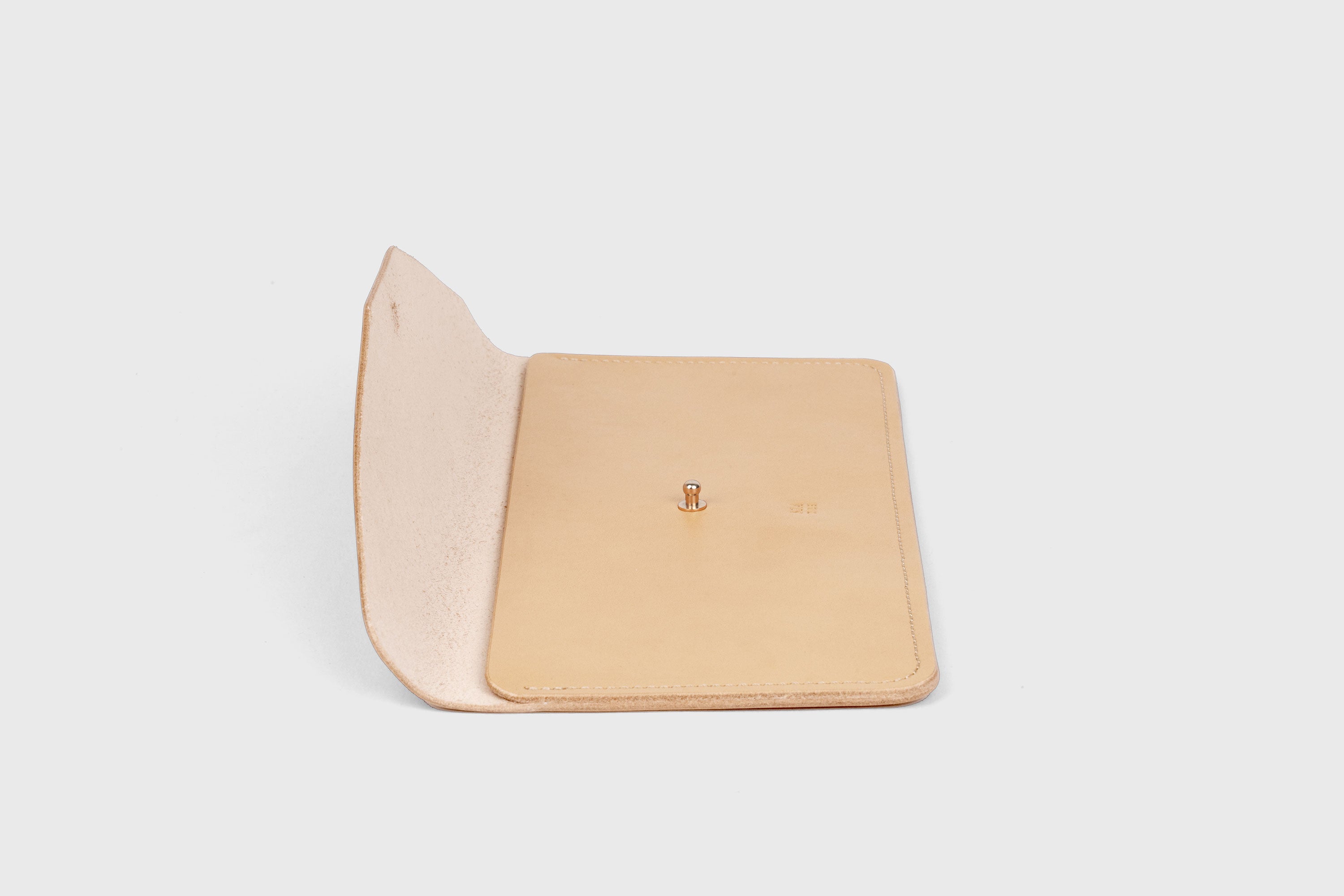 Document Holder In Natural Color In Vegetable Tanned Leather Minimalistic Design Atelier Madre Manuel Dreesmann Barcelona Spain