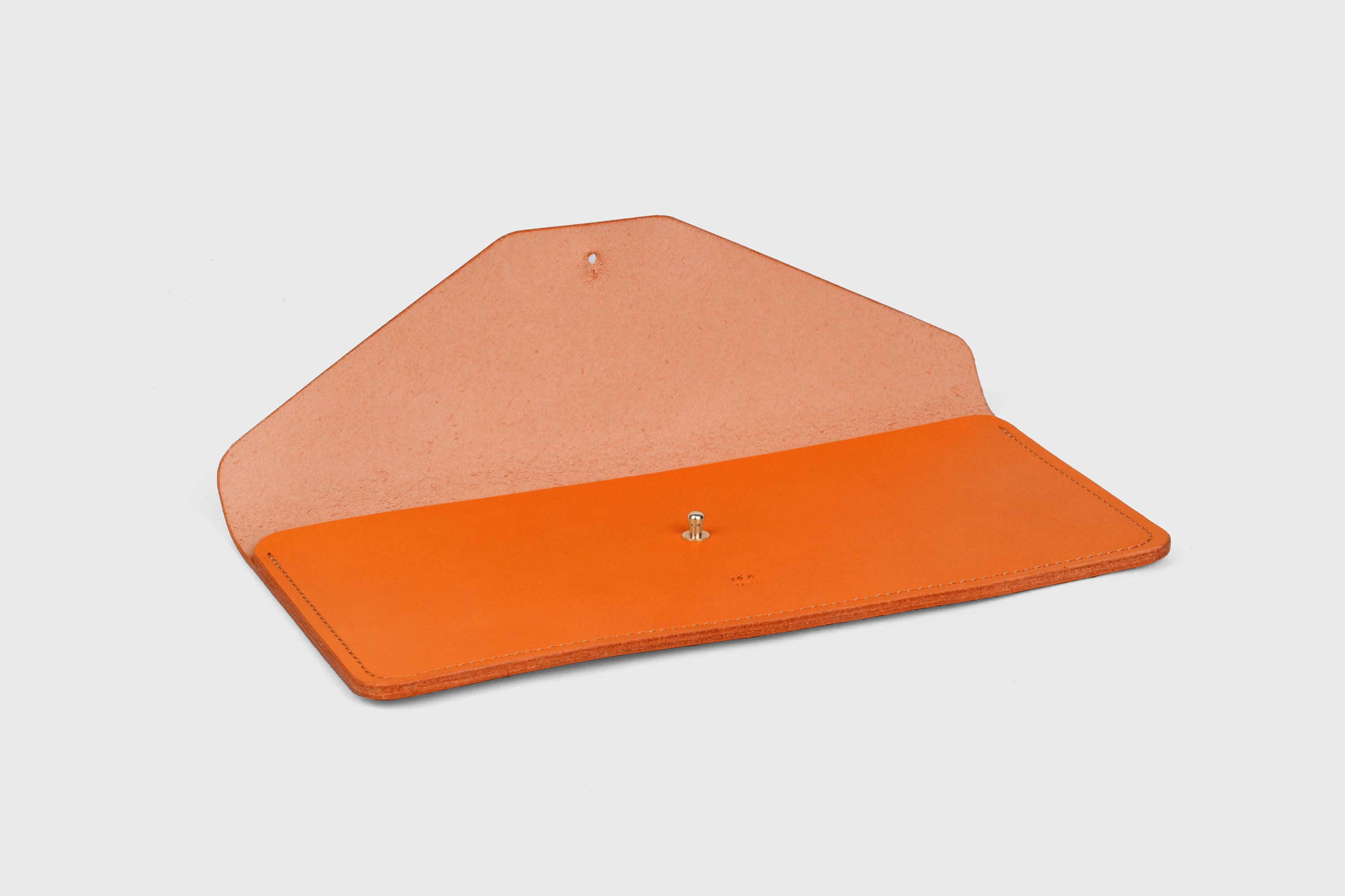 Document Holder In Orange Color In Vegetable Tanned Leather Minimalistic Design Atelier Madre Manuel Dreesmann Barcelona Spain