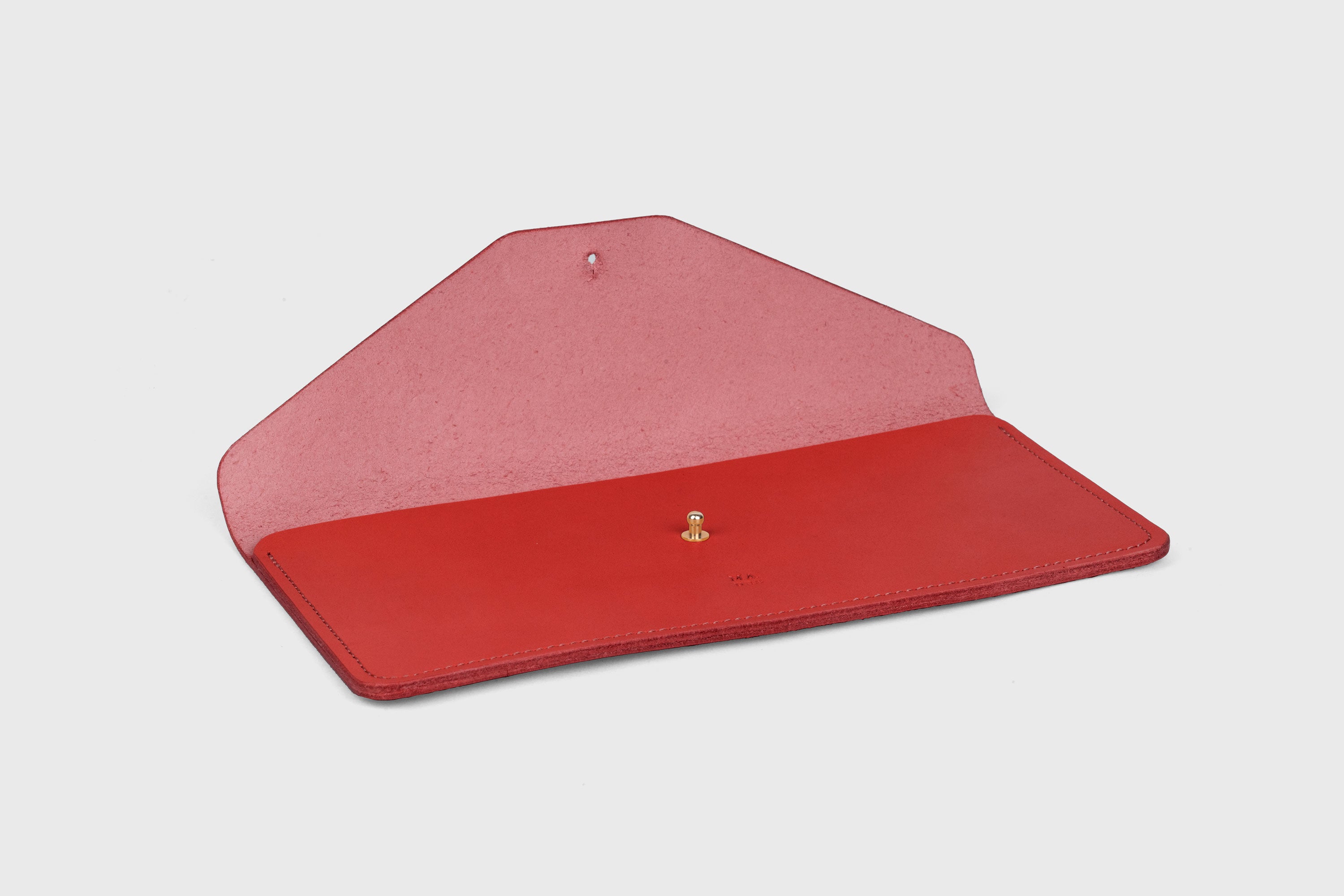 Document Holder In Red Color In Vegetable Tanned Leather Minimalistic Design Atelier Madre Manuel Dreesmann Barcelona Spain