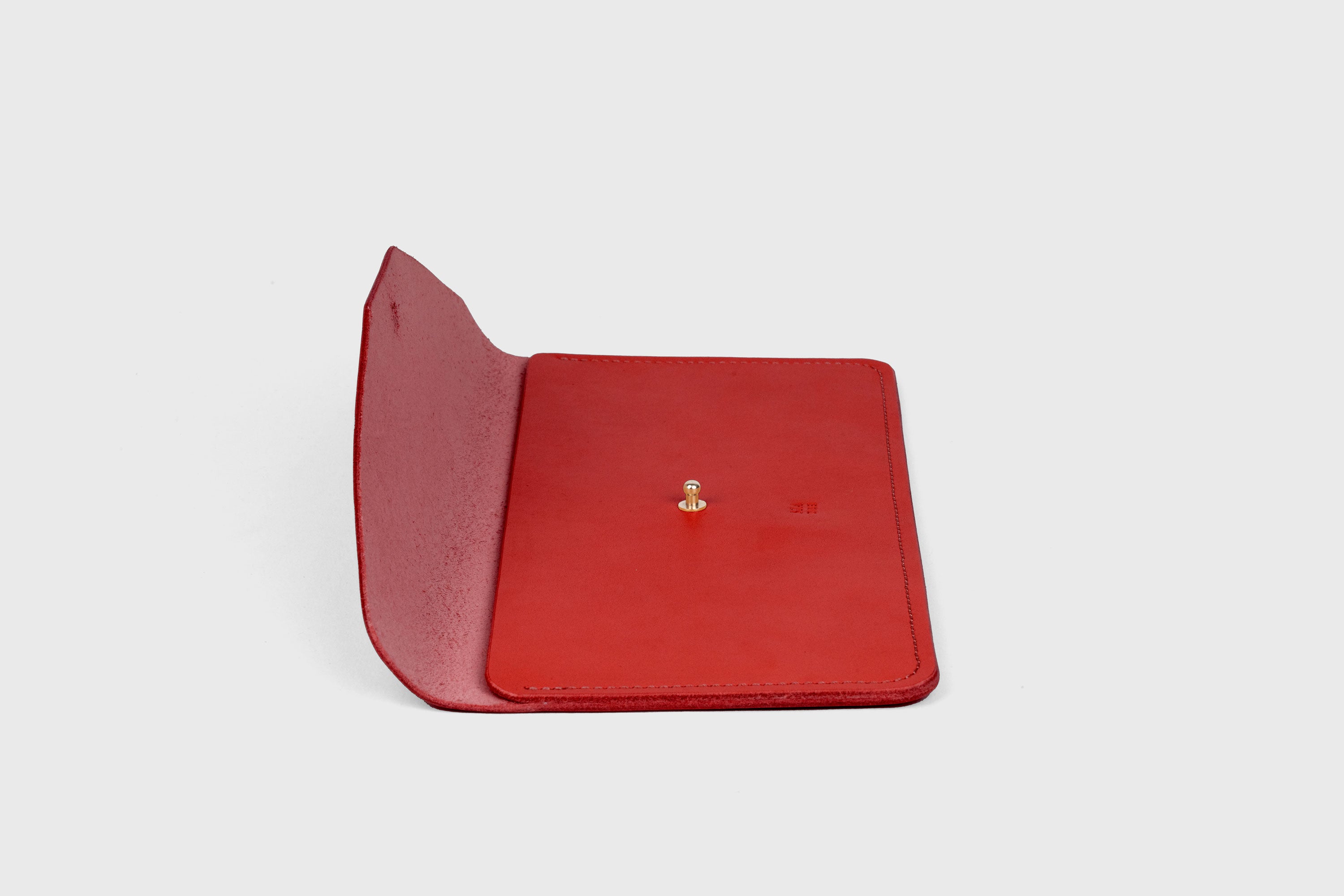Document Holder In Red Color In Vegetable Tanned Leather Minimalistic Design Atelier Madre Manuel Dreesmann Barcelona Spain